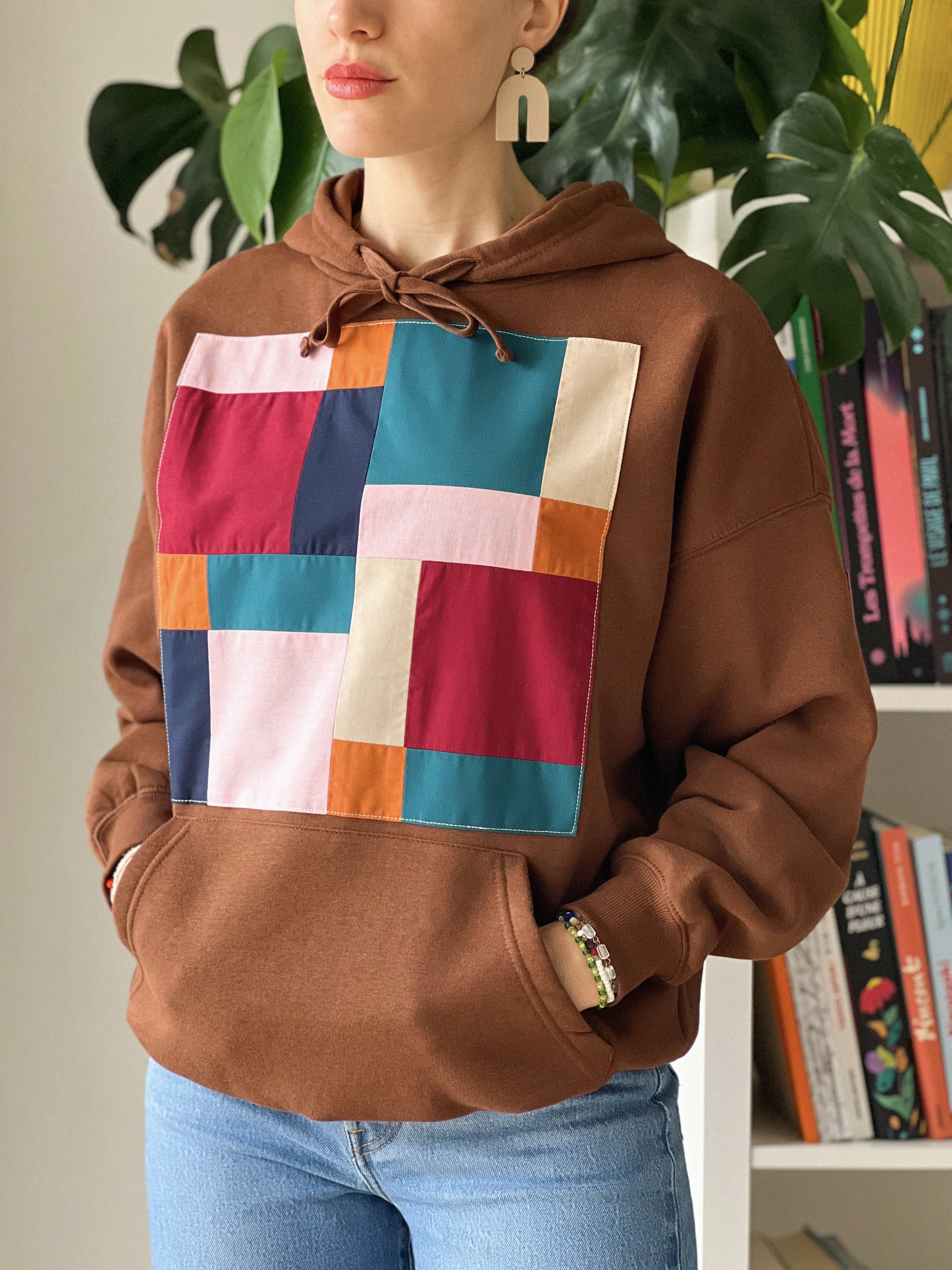 sweat-shirt-capuche-fait-main-patchwork-colorblock.jpg