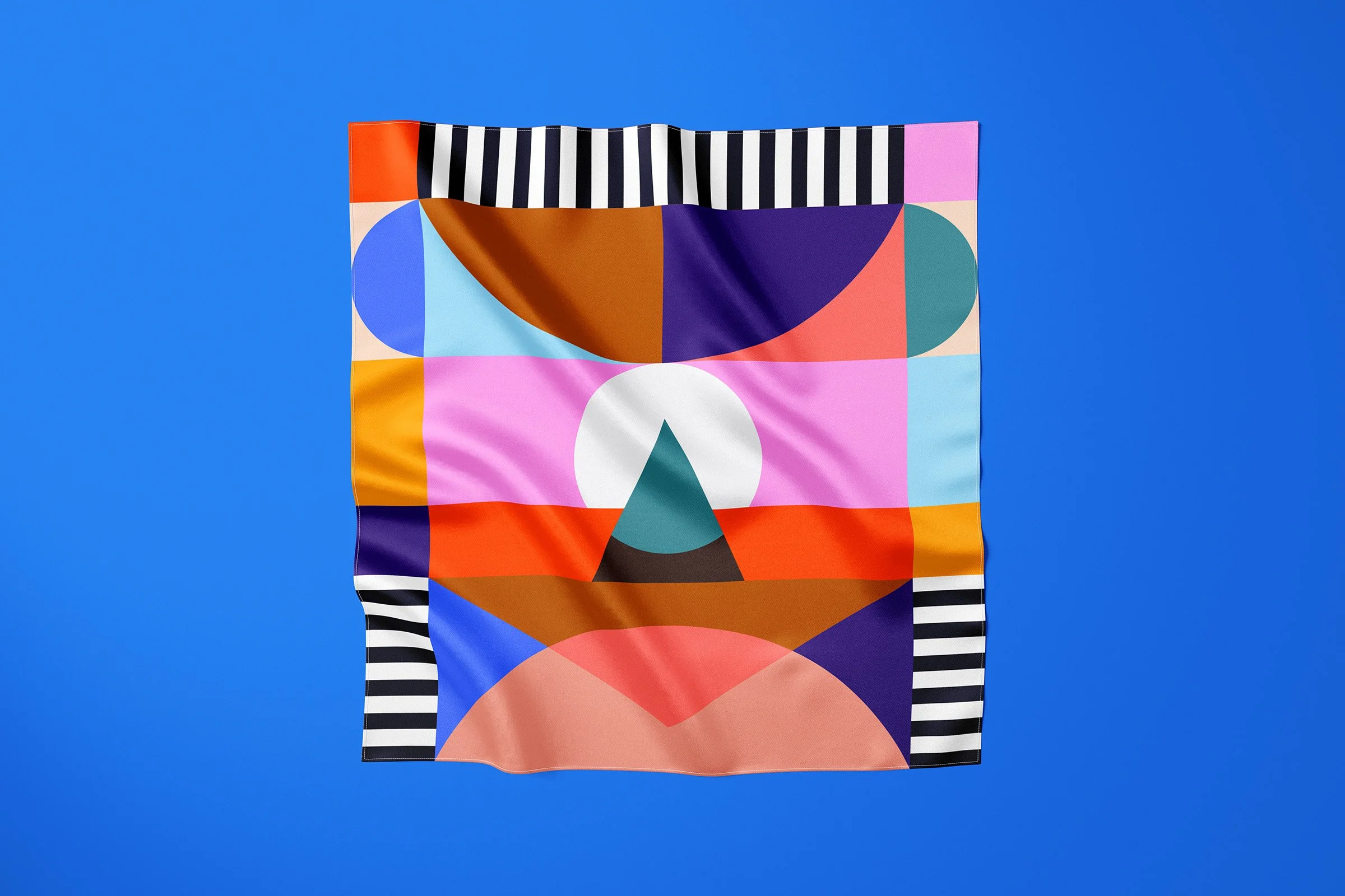grand-foulard-carré-satin-façon-soie-graphique-design-made-in-france.jpg