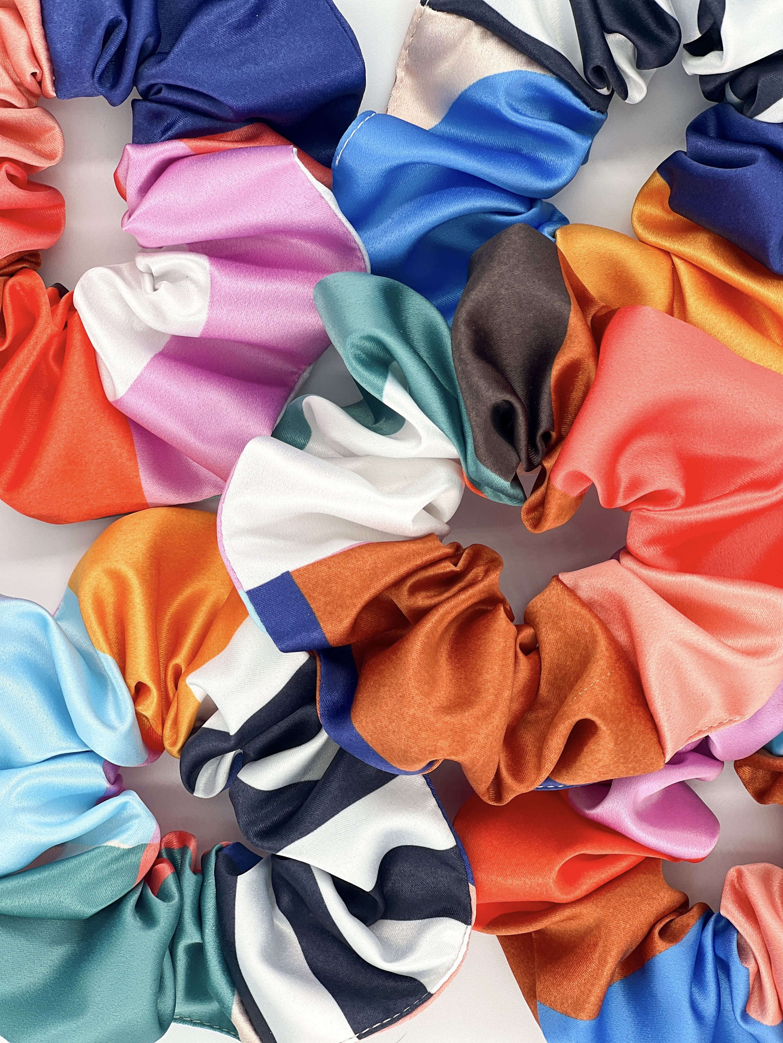 chouchou-satin-motif-original-fait-main-colorblock-rayures.jpg