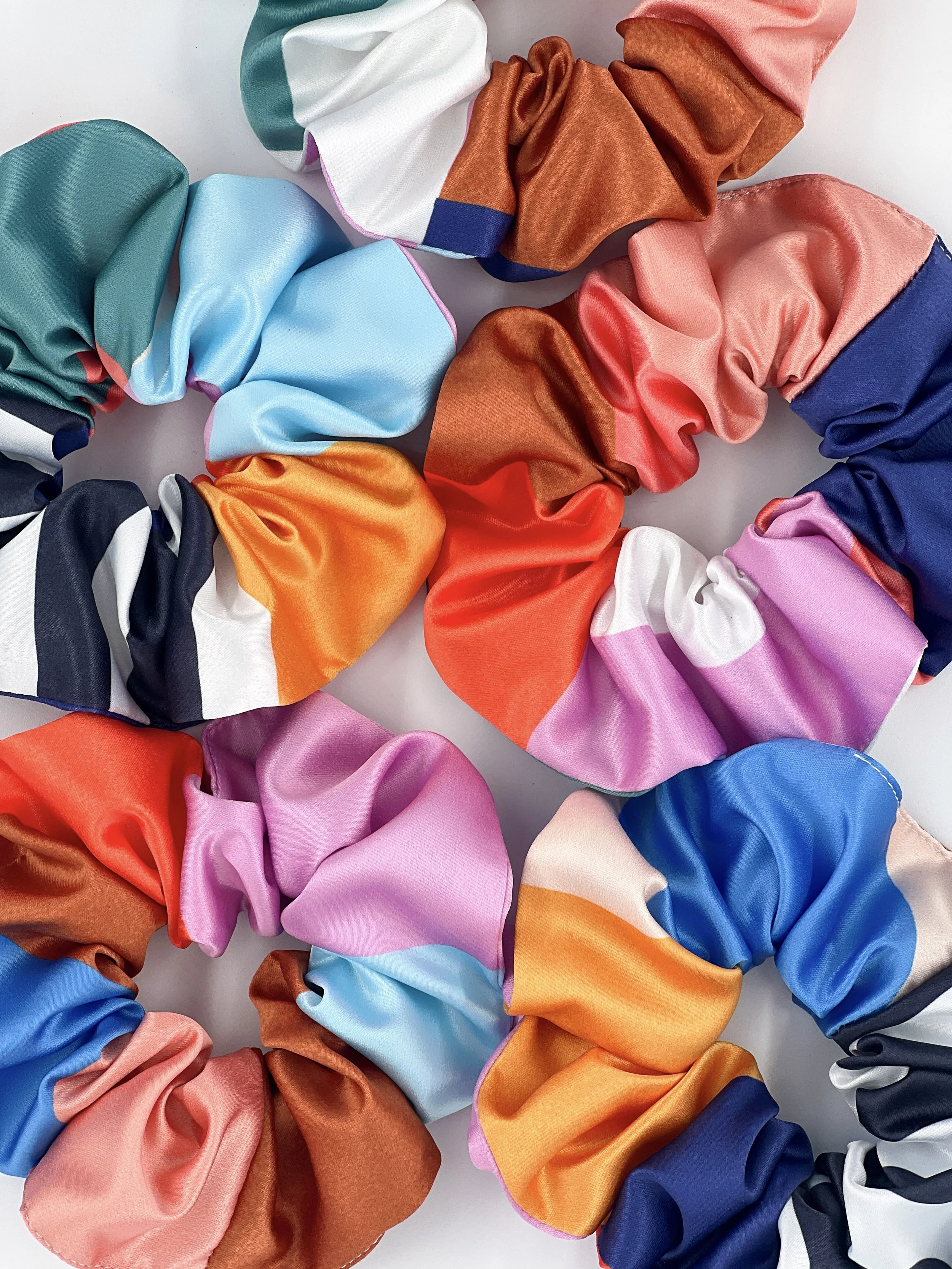chouchou-en-satin-orignal-coloré-accessoire-design-fabrication-française.jpg