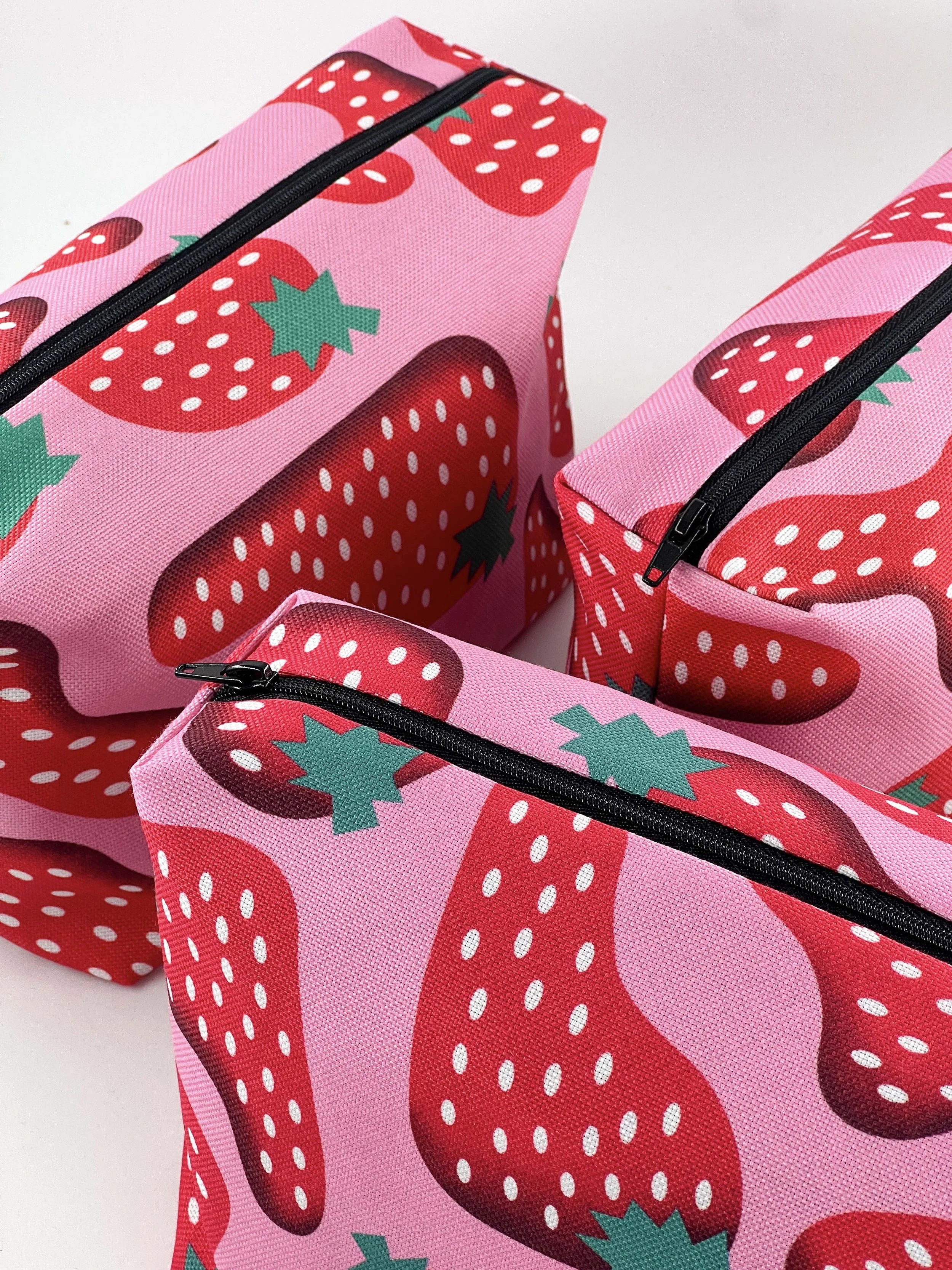 grande-trousse-toilette-fourre-tout-motif-fraise-fait-main-en-france.jpg
