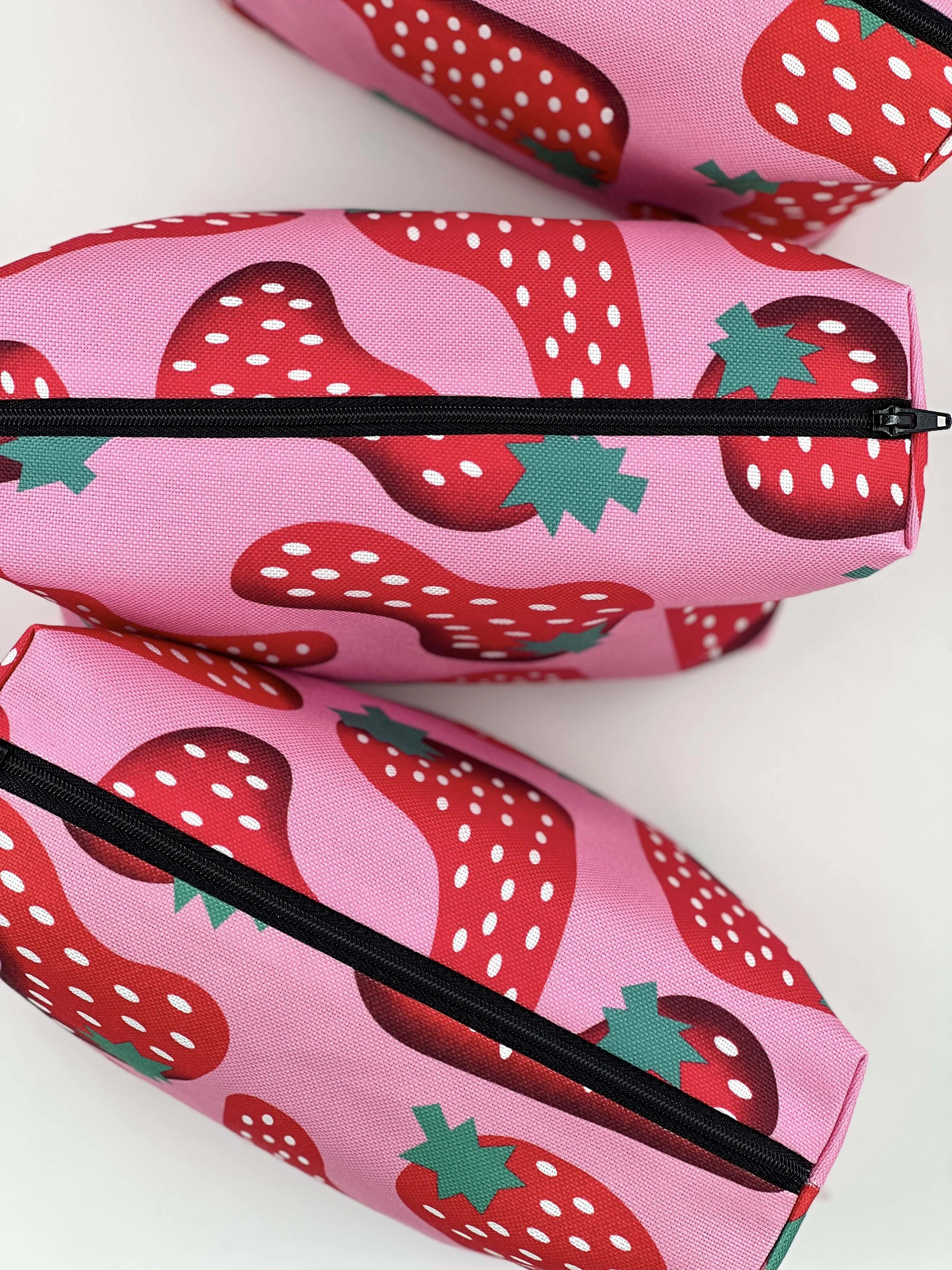 grande-trousse-rangement-motif-unique-fraises-graphique.jpg