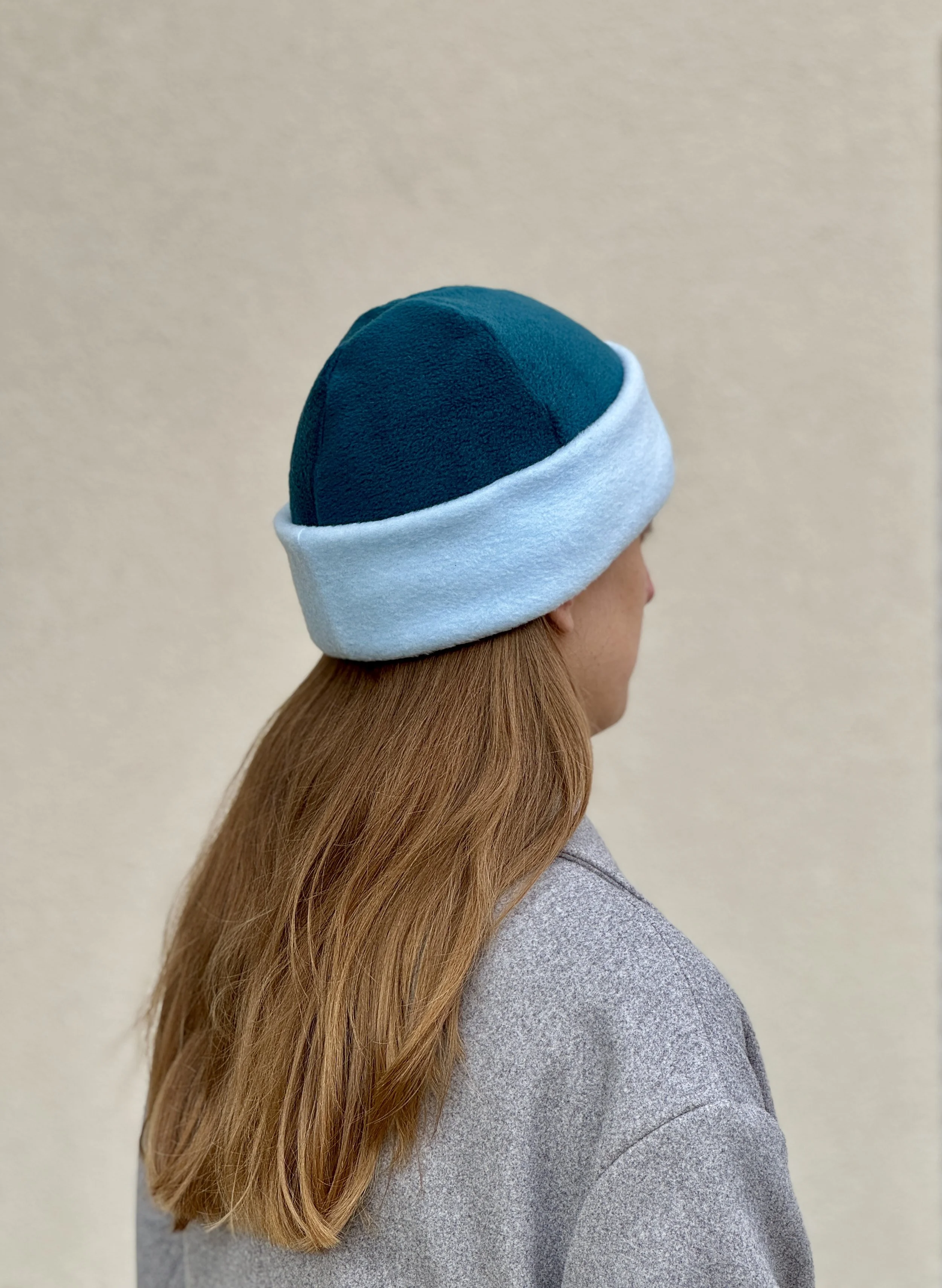 bonnet-polaire-fabrication-artisanale-bleu-pétrole-bleu-ciel.jpg