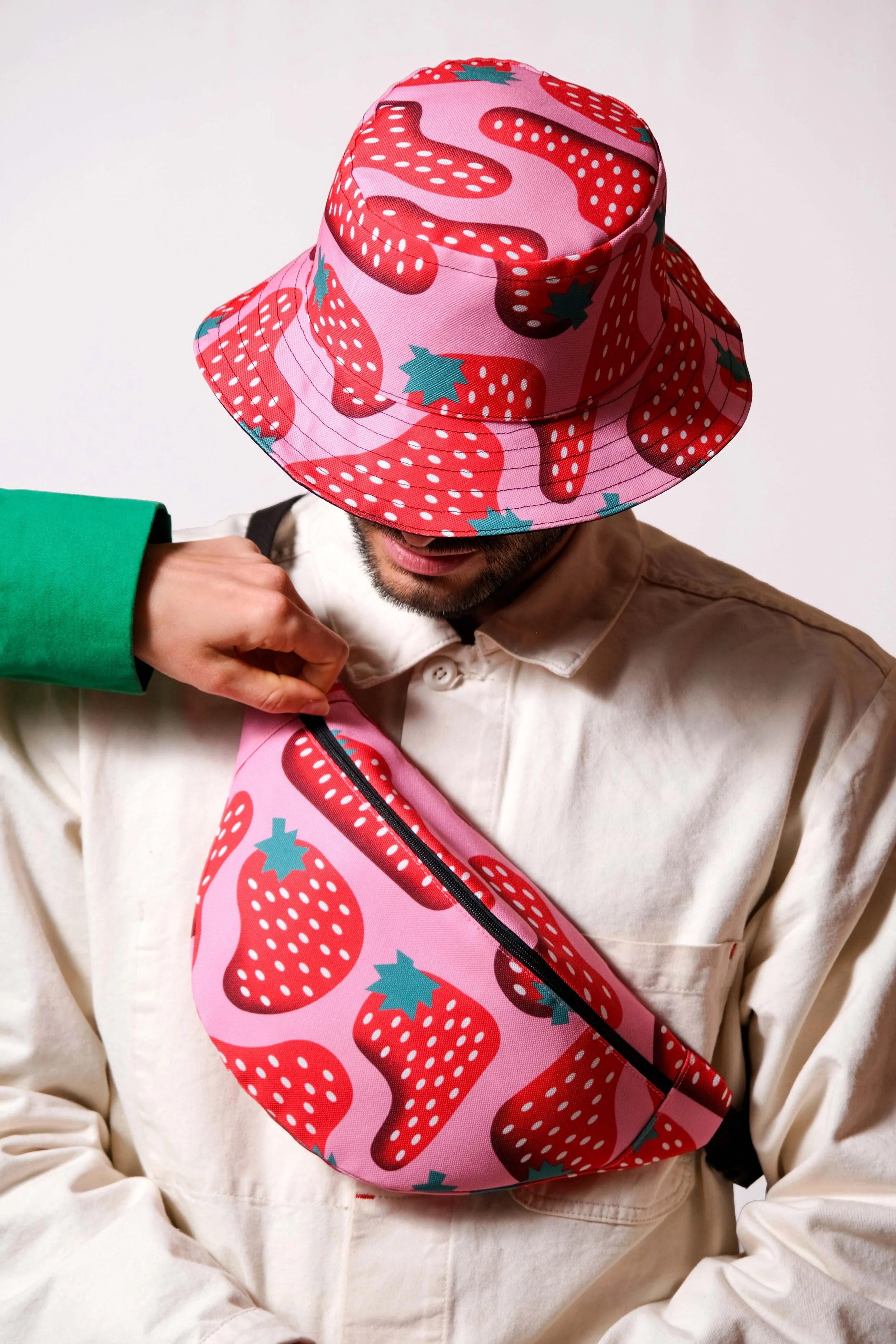 banane-fraises-festival-été-bob-reversible-mixte-motif-original-fait-main-en-france.jpg