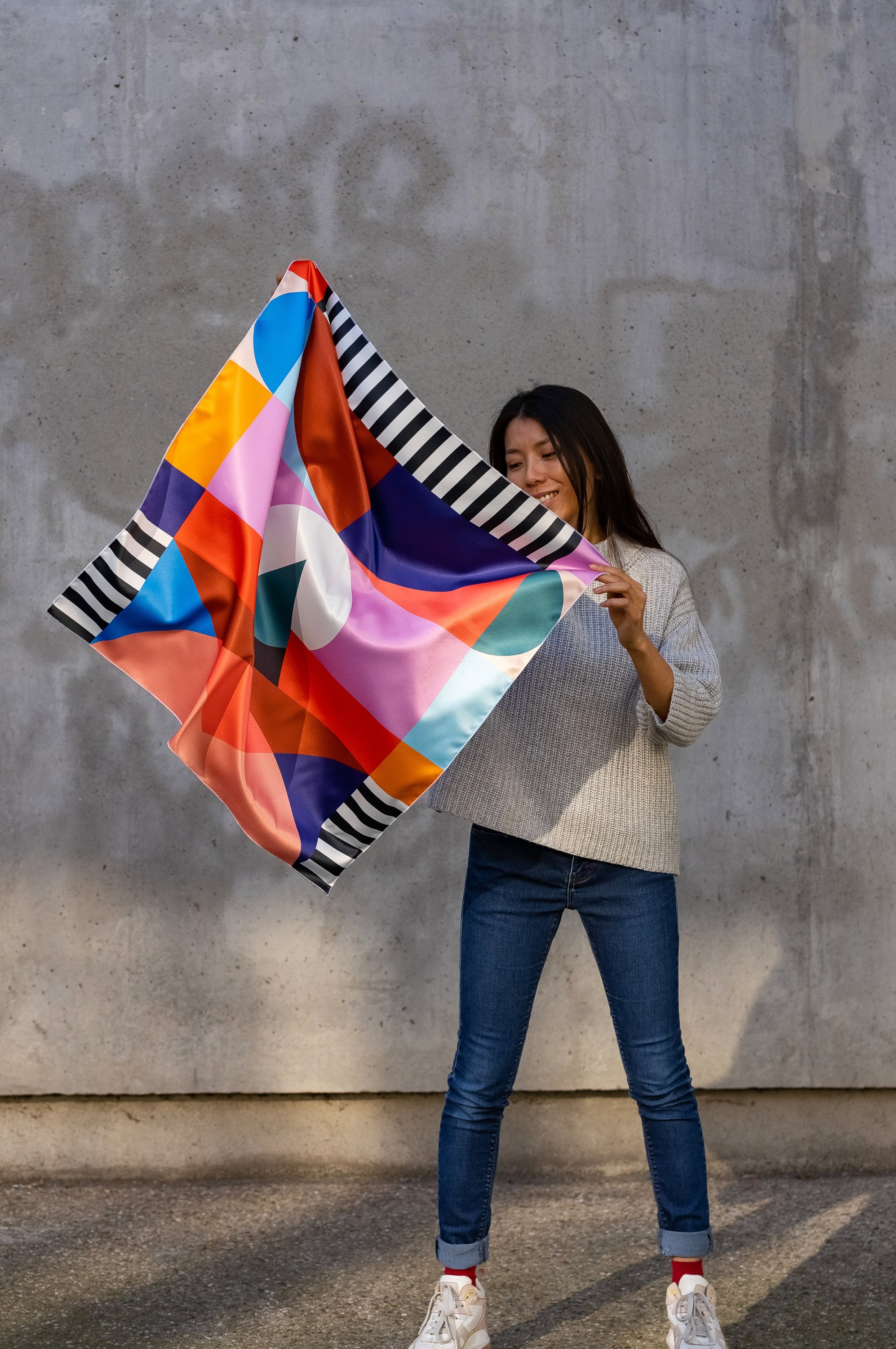 grand-foulard-satin-original-motif-unique-design-coloré-géométrique.jpg