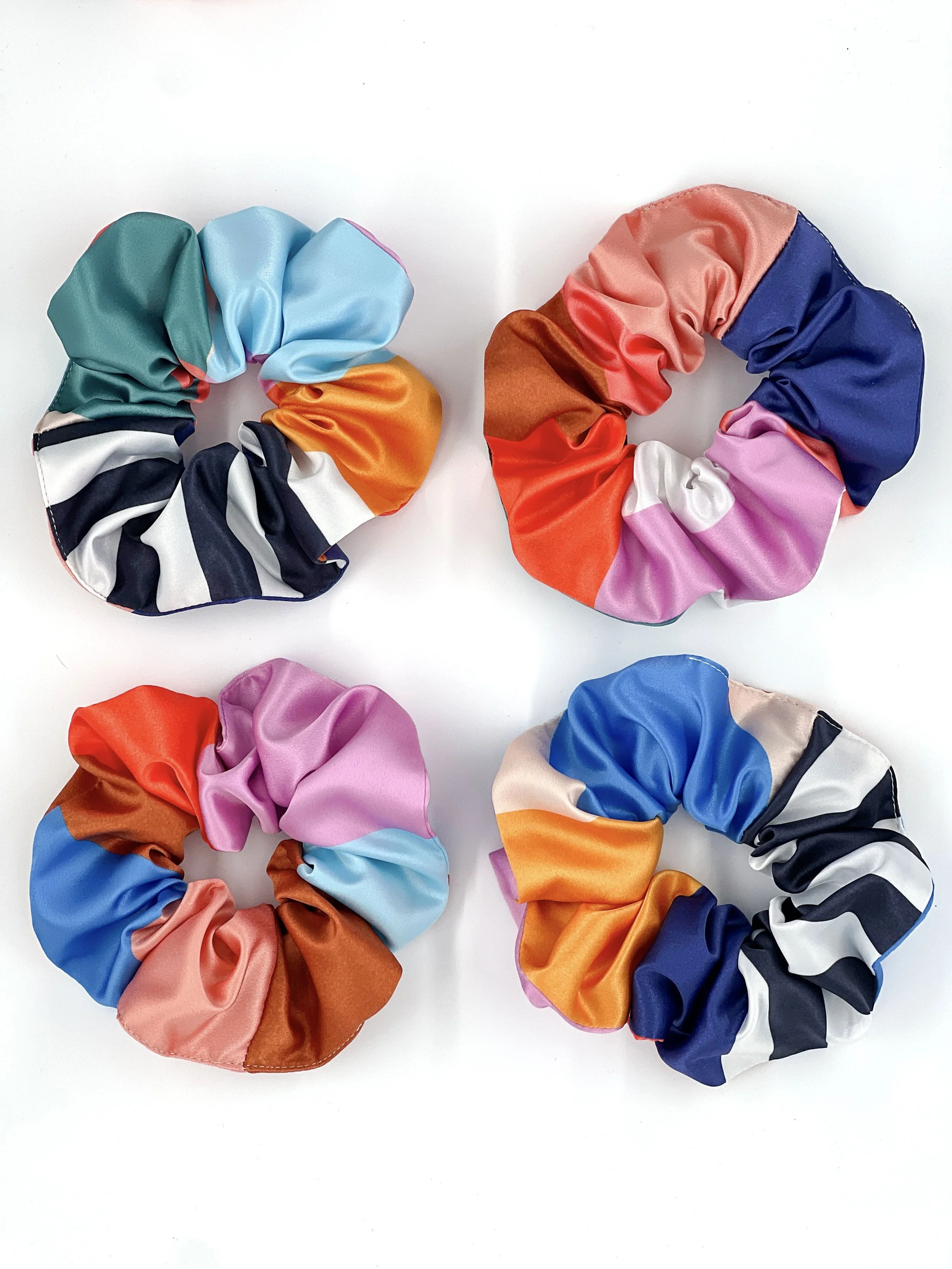 chouchou-satin-design-memphis-coloré-original-doux-cheveux.jpg