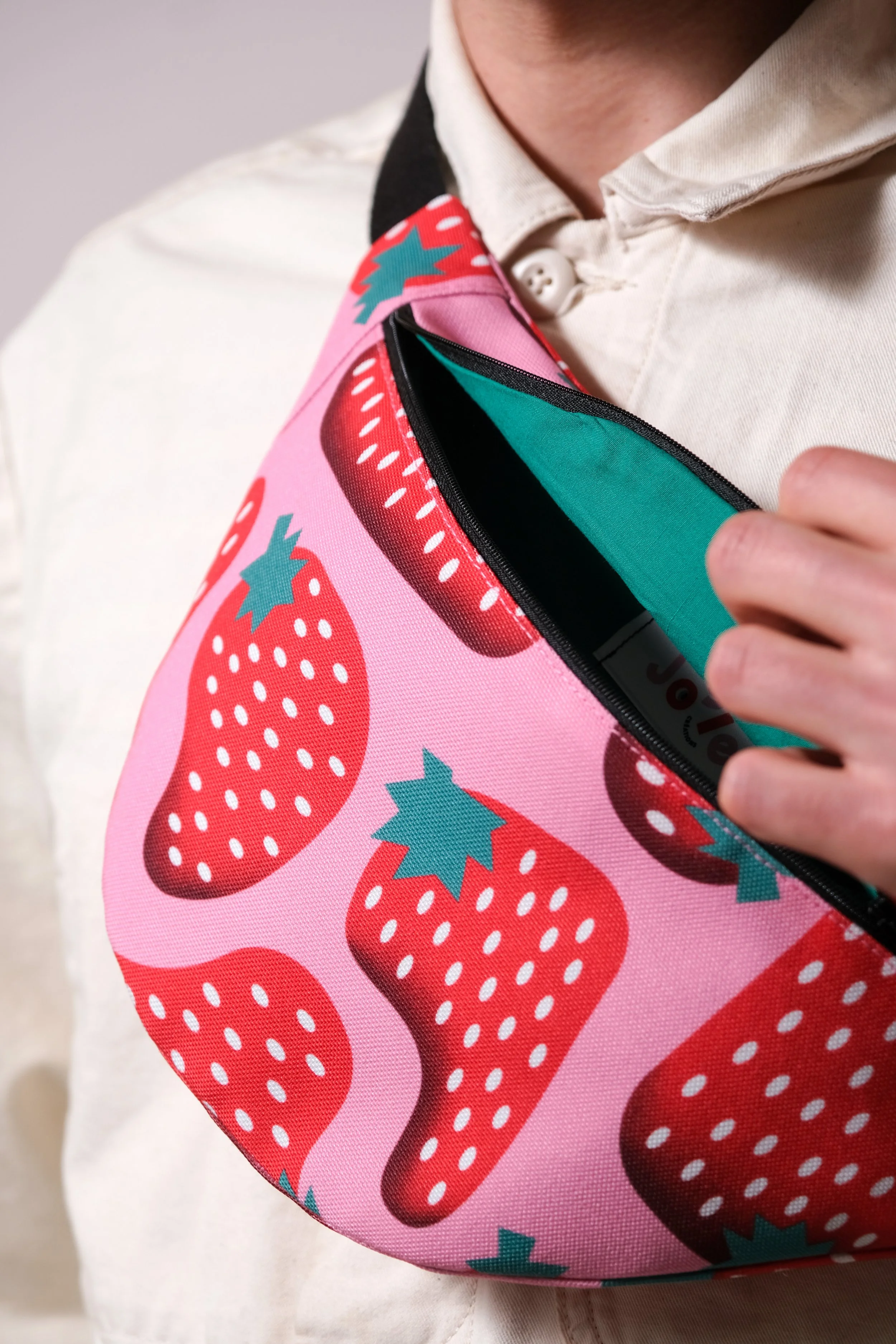 sacoche-bandoulière-estivale-fraises-original-créateur-français.jpg