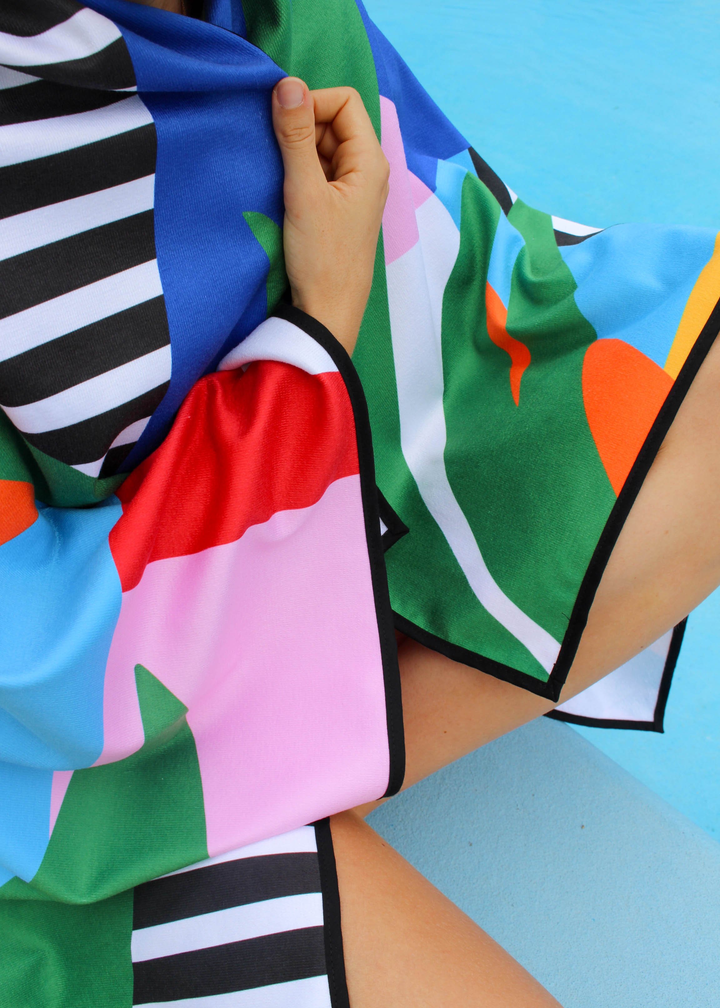 serviette-piscine-colorée-motif-exotique-josie-créations.jpg