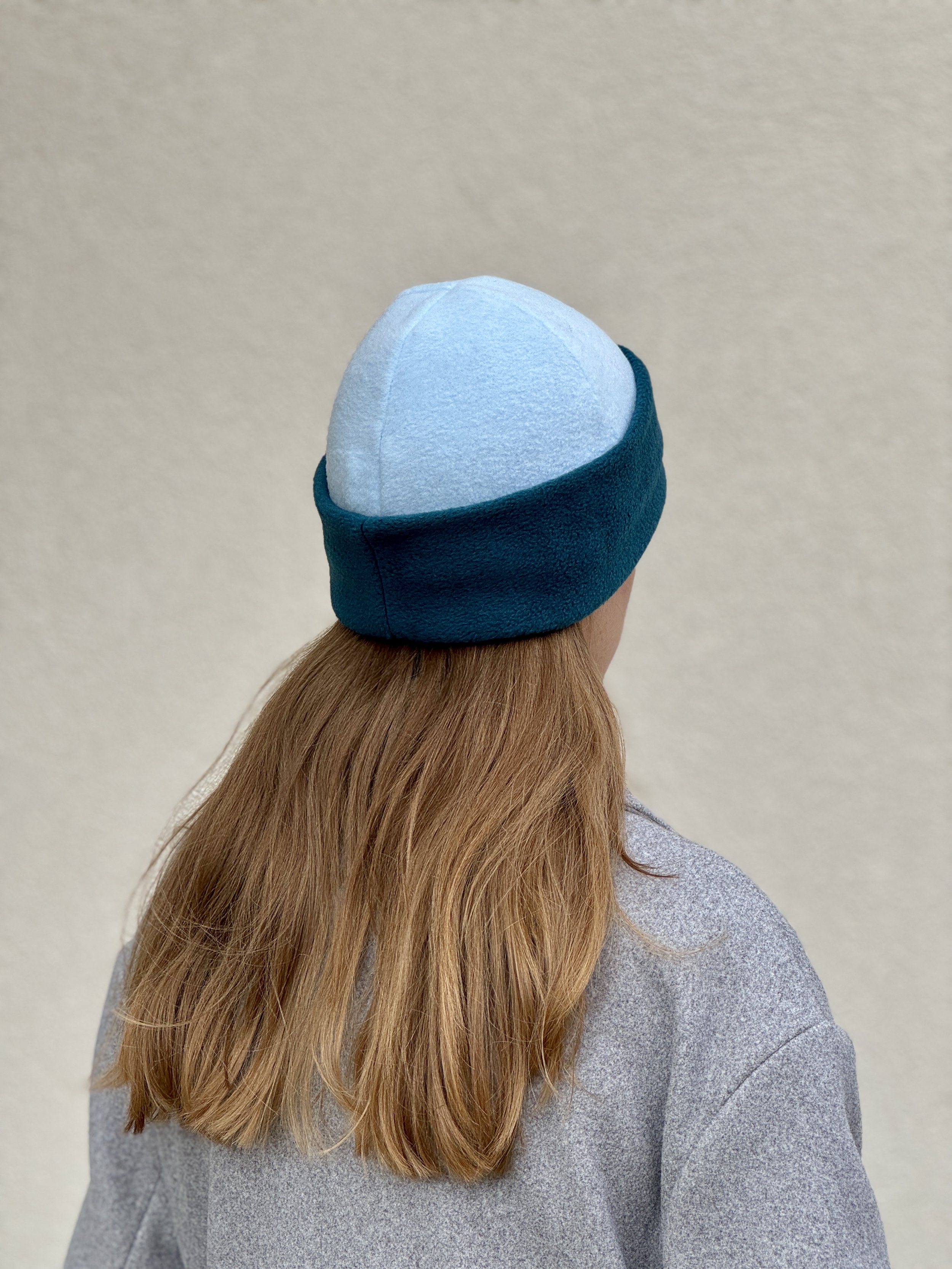 bonnet-polaire-colorblock-création-artisanale-bleu-glacier.jpg