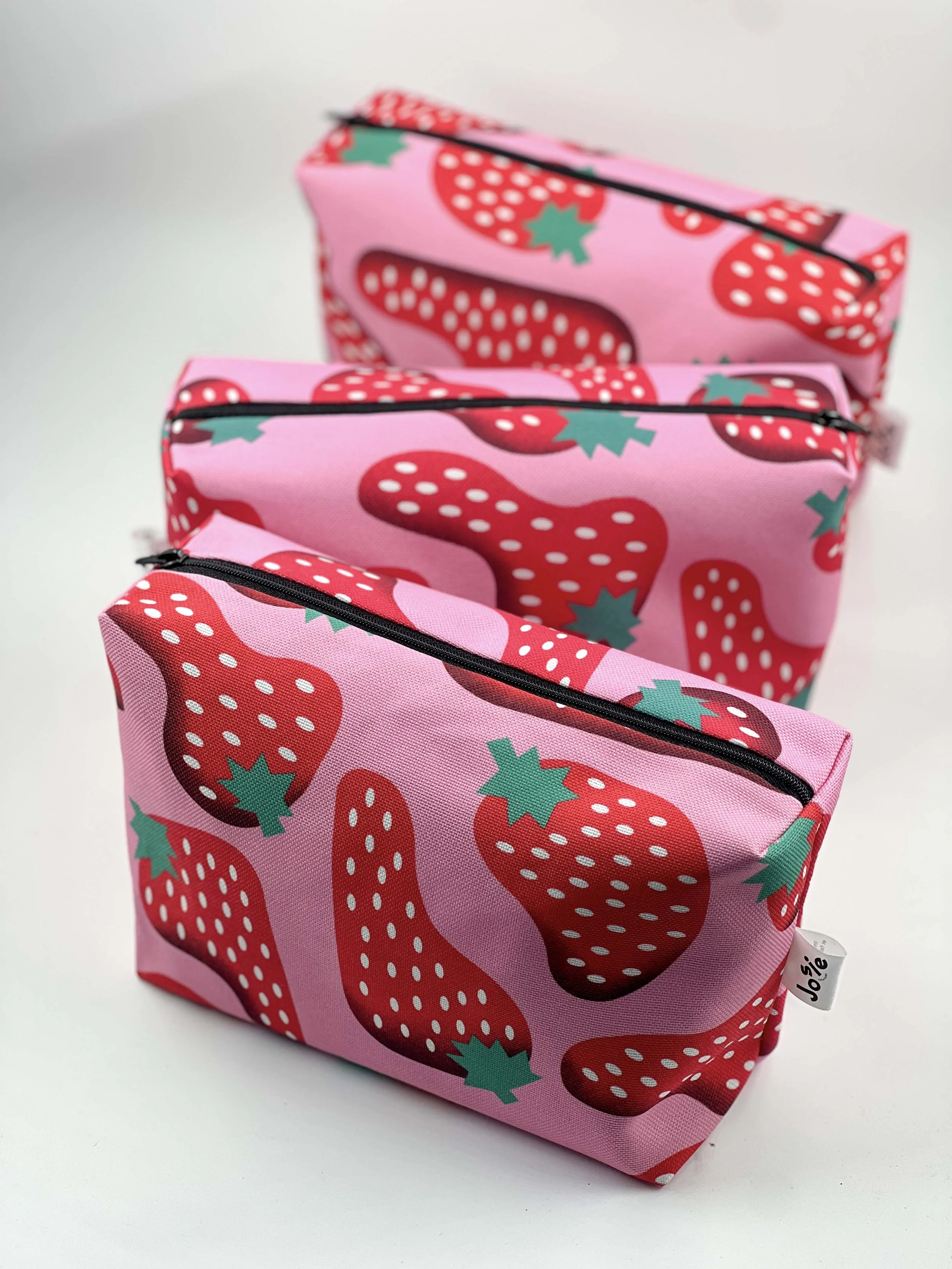 trousse-grand-format-motif-fraises-cadeau-original-pratique.jpg