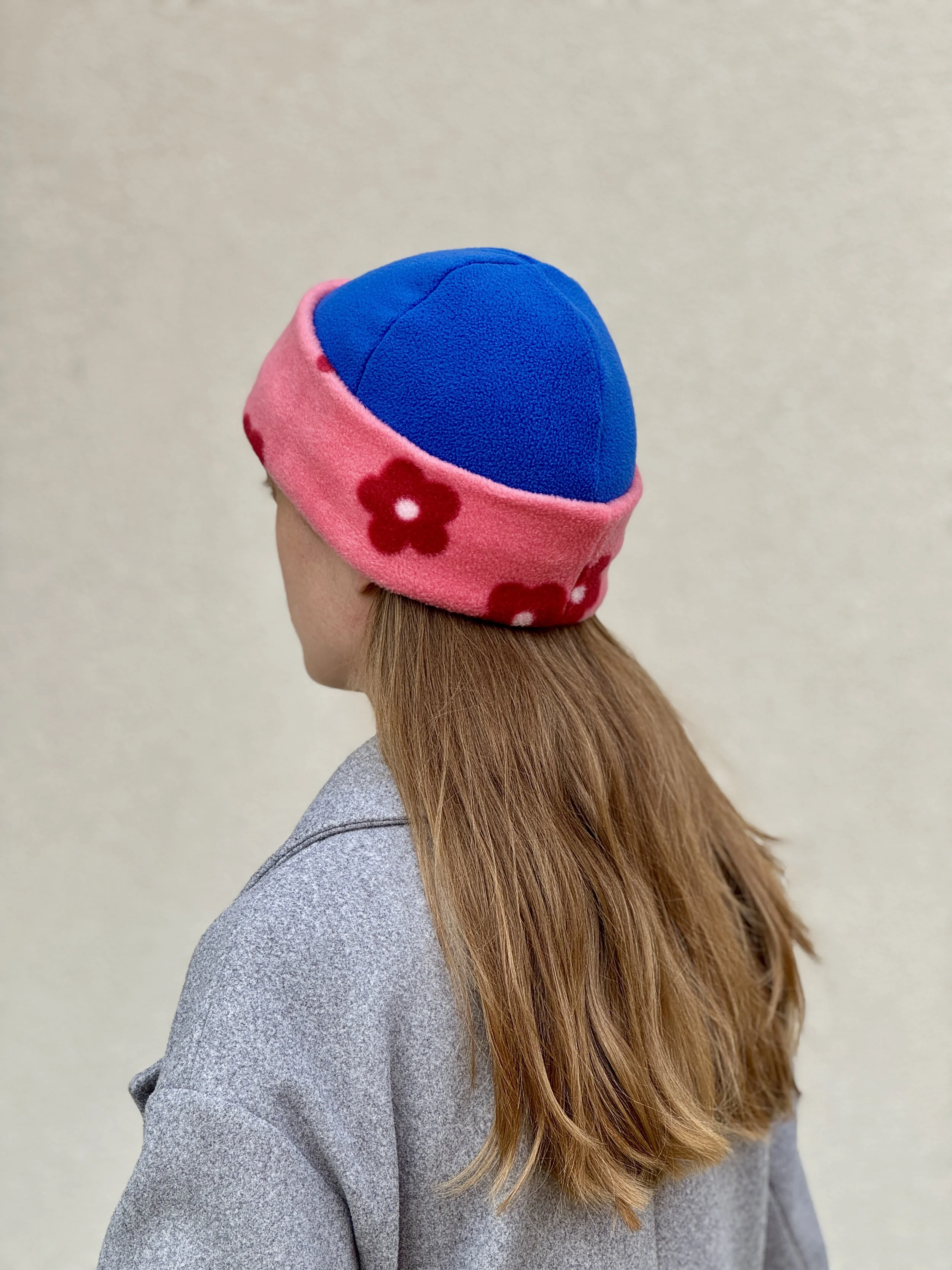 bonnet-polaire-fait-main-bleu-fleurs-rose-rouge-tendance.jpg