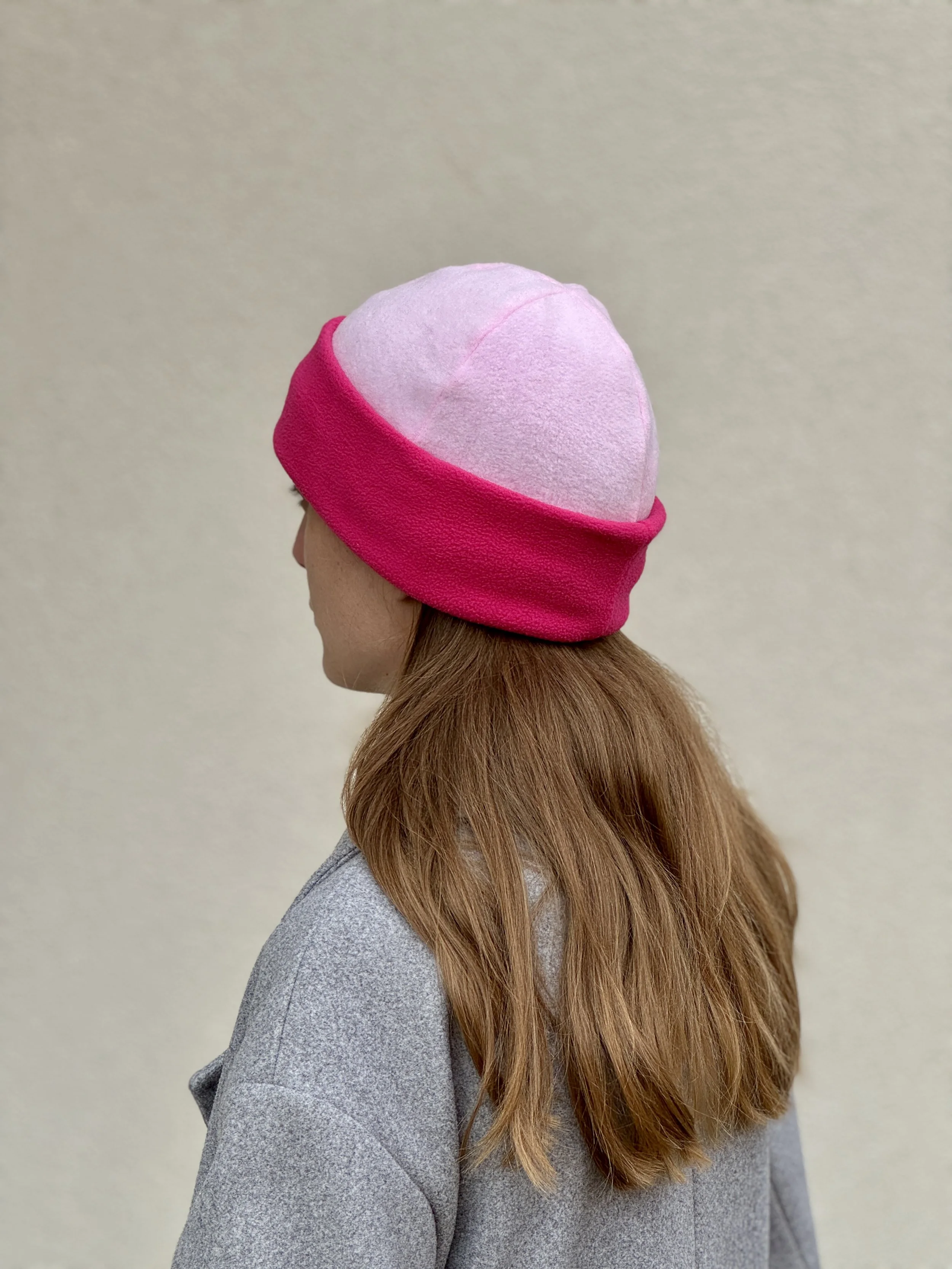 bonnet-polaire-fait-main-colorblock-rose-clair-fushia.jpg