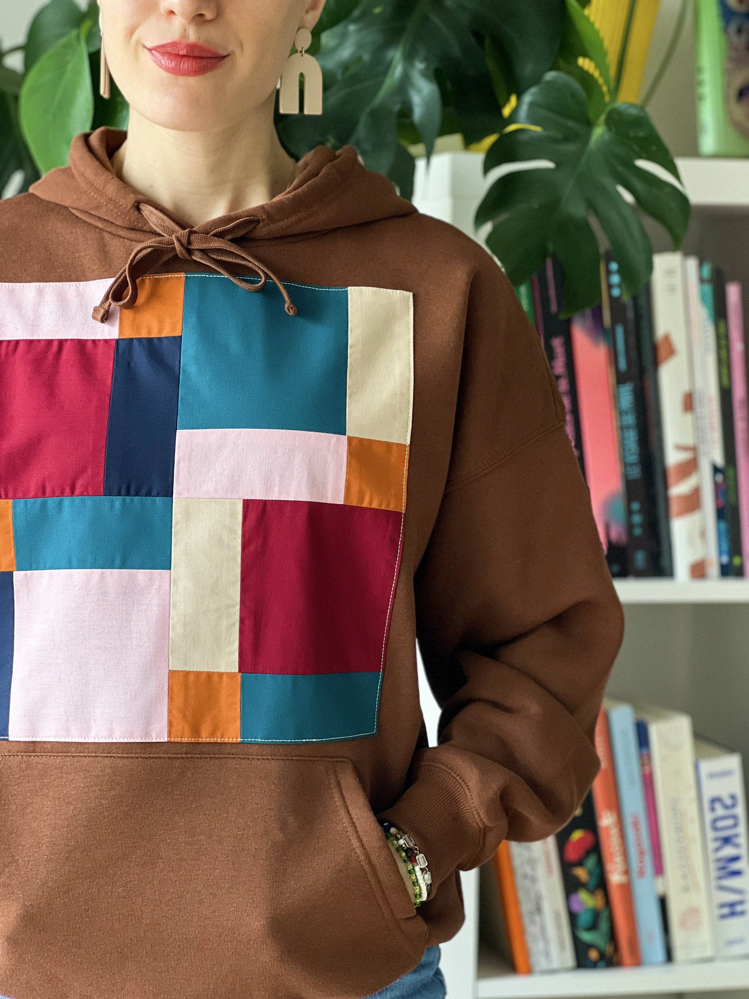 sweat-a-capuche-patchwork-fait-main-tendance-marron-bleu-rose.jpg