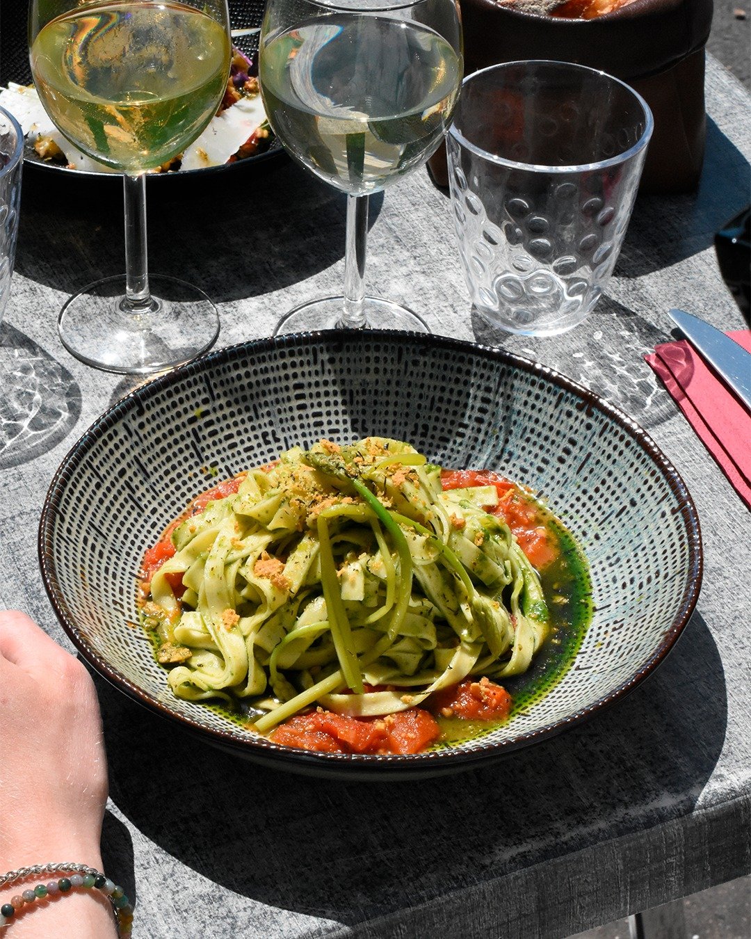 🍝 L&rsquo;&eacute;t&eacute; en assiette ☀️

Nos tagliatelles fra&icirc;ches aux &oelig;ufs sont twist&eacute;es avec un pesto d&rsquo;ail des ours, des asperges sauvages et une compot&eacute;e de tomates cerises.

Un plat qui sent bon les longues jo