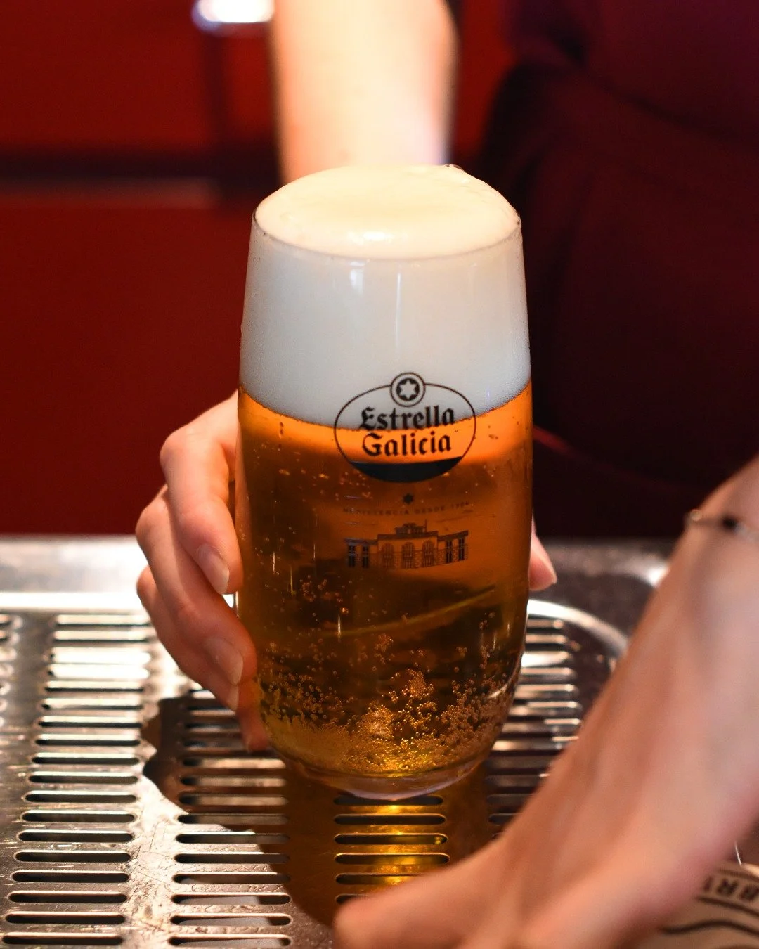 La Galice &agrave; Nantes. 🍺

Chez Meiga, on aime l' @estrellagalicia  bien fra&icirc;che. 
Rare en France, quasiment exclusive ici &agrave; Nantes ! ❣️

Une blonde au caract&egrave;re atlantique, brass&eacute;e &agrave; La Coru&ntilde;a, l&agrave; 