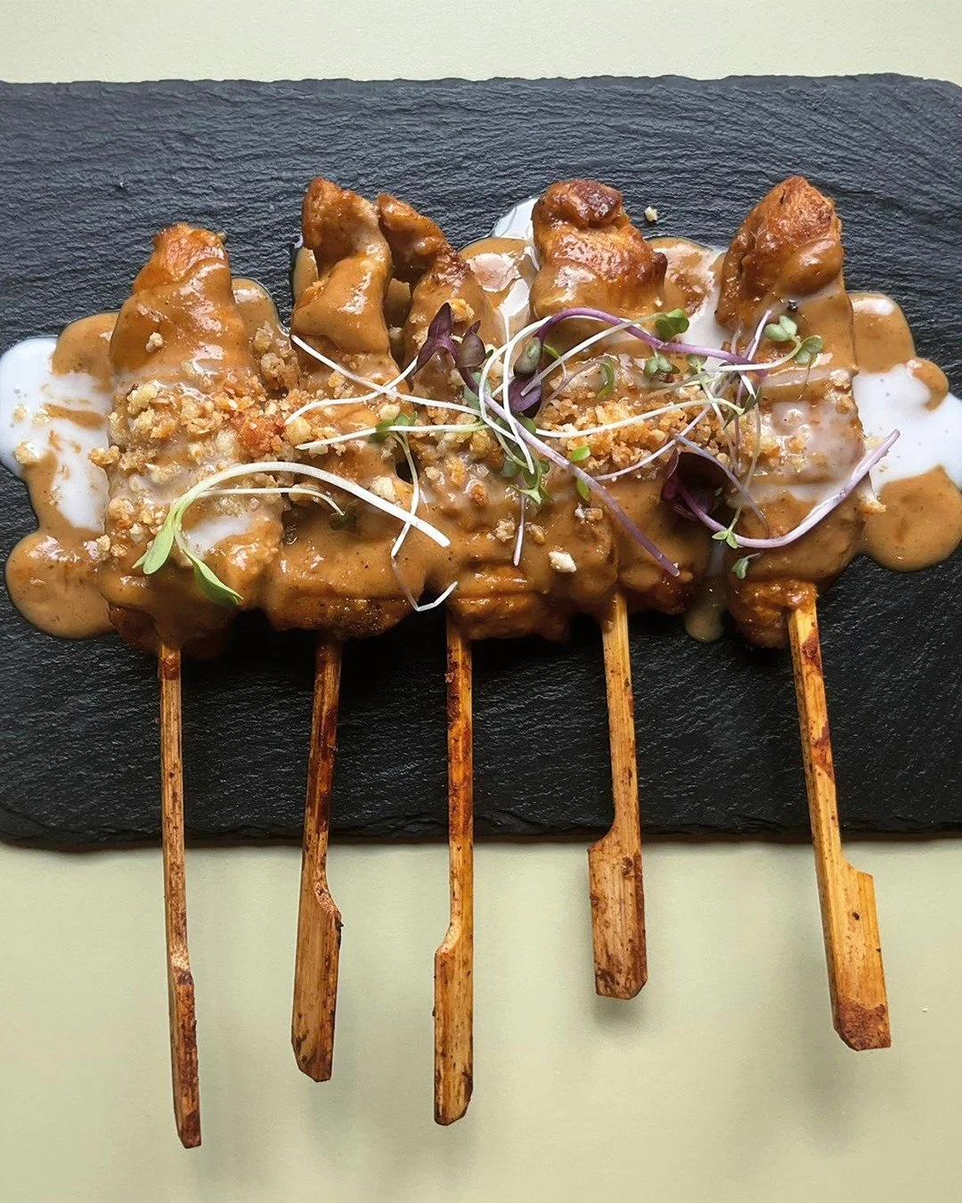 🌏 Aujourd&rsquo;hui, on vous emm&egrave;ne &agrave; l&rsquo;autre bout de l&rsquo;Asie du Sud-Est avec l&rsquo;un de vos tapas pr&eacute;f&eacute;r&eacute;s : le poulet fa&ccedil;on satay 🥜🔥

Un plat g&eacute;n&eacute;reux, gourmand, et parfum&eac