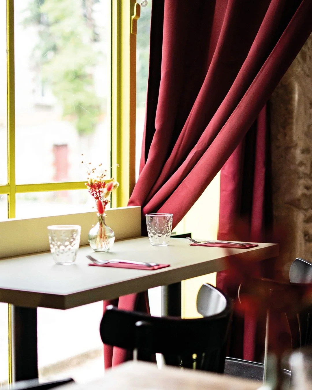 🥂✨ Chez Meiga, on aime l&rsquo;id&eacute;e que le comptoir soit plus qu&rsquo;un simple passage : c&rsquo;est une table &agrave; part enti&egrave;re.

 👉 Que vous veniez en solo pour un d&eacute;jeuner rapide, &agrave; deux pour grignoter des tapas