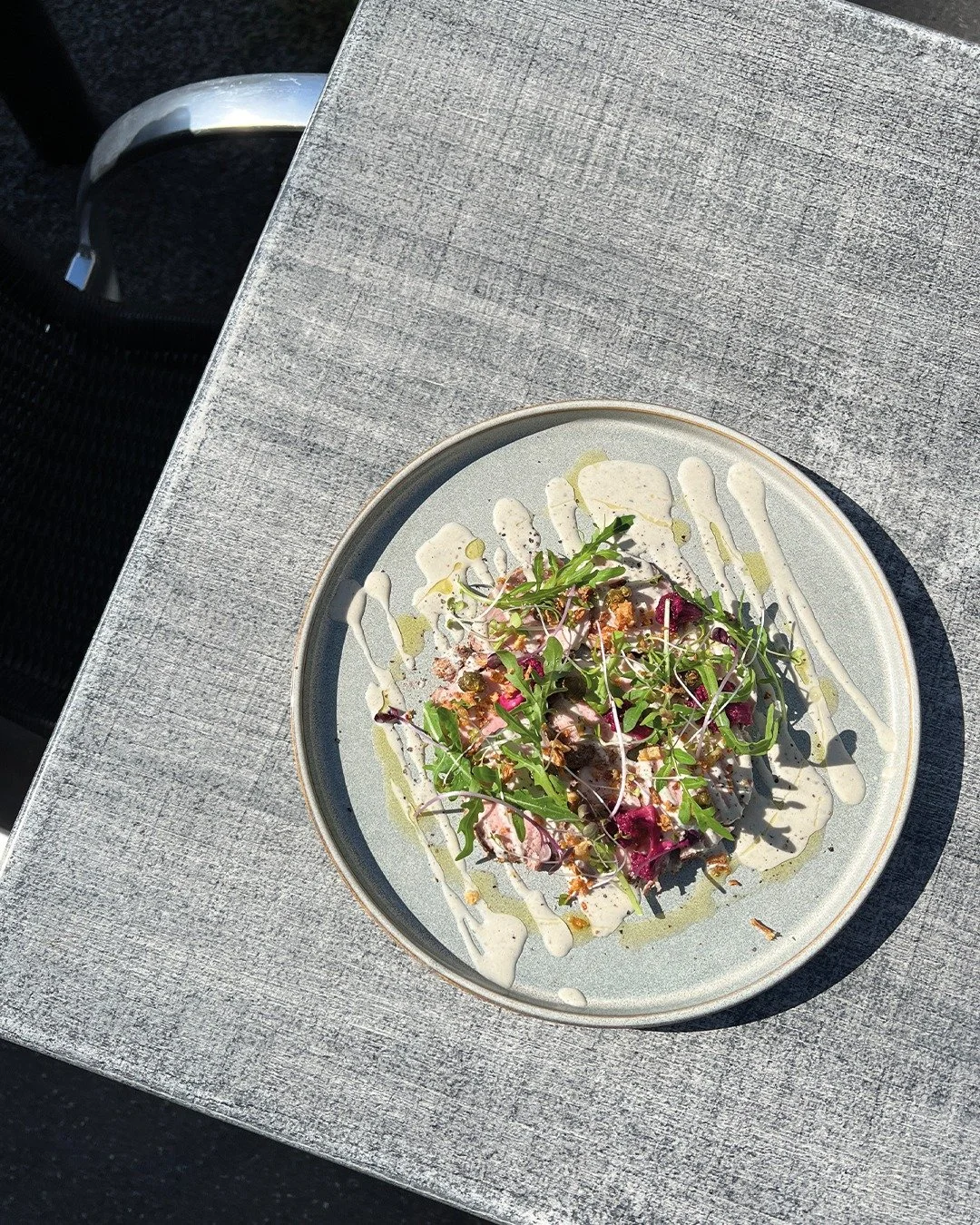 Un plat qui traverse les fronti&egrave;res ✈️✨

Notre filet mignon de porc fa&ccedil;on &ldquo;Vitello tonnato&rdquo; vous emm&egrave;ne en Italie, avec une touche bien personnelle : porc fran&ccedil;ais, c&acirc;pres et oignons frits pour le croquan