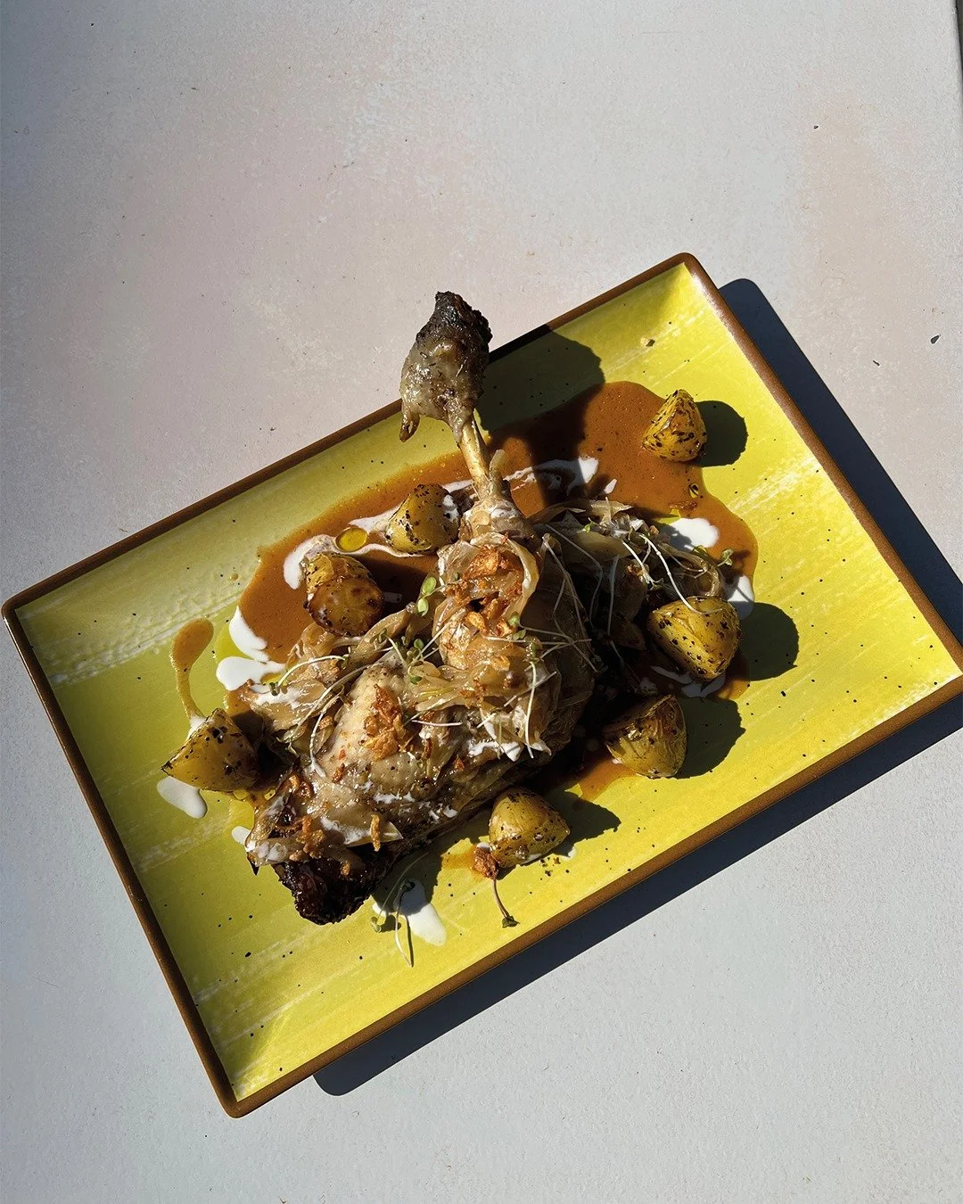 🌿 Une assiette qui respire la douceur et le soleil !

Cuisse de poulet Label Rouge du Maine bien dor&eacute;e, mijot&eacute;e au cidre et &agrave; la cr&egrave;me fra&icirc;che, fenouil brais&eacute; tout en tendresse, huile de persil pour la fra&ic