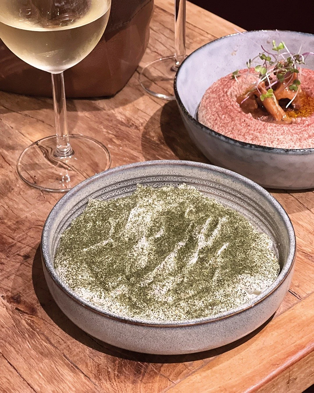 🥒✨ Chez Meiga, notre &ldquo;tzatziki&rdquo; est avant tout une histoire de rencontres et d&rsquo;exp&eacute;riences du chef@antongasnier 

🌍 Inspir&eacute; des mezz&eacute;s du Proche et du Moyen-Orient, il aurait aussi pu s&rsquo;appeler cacık en 