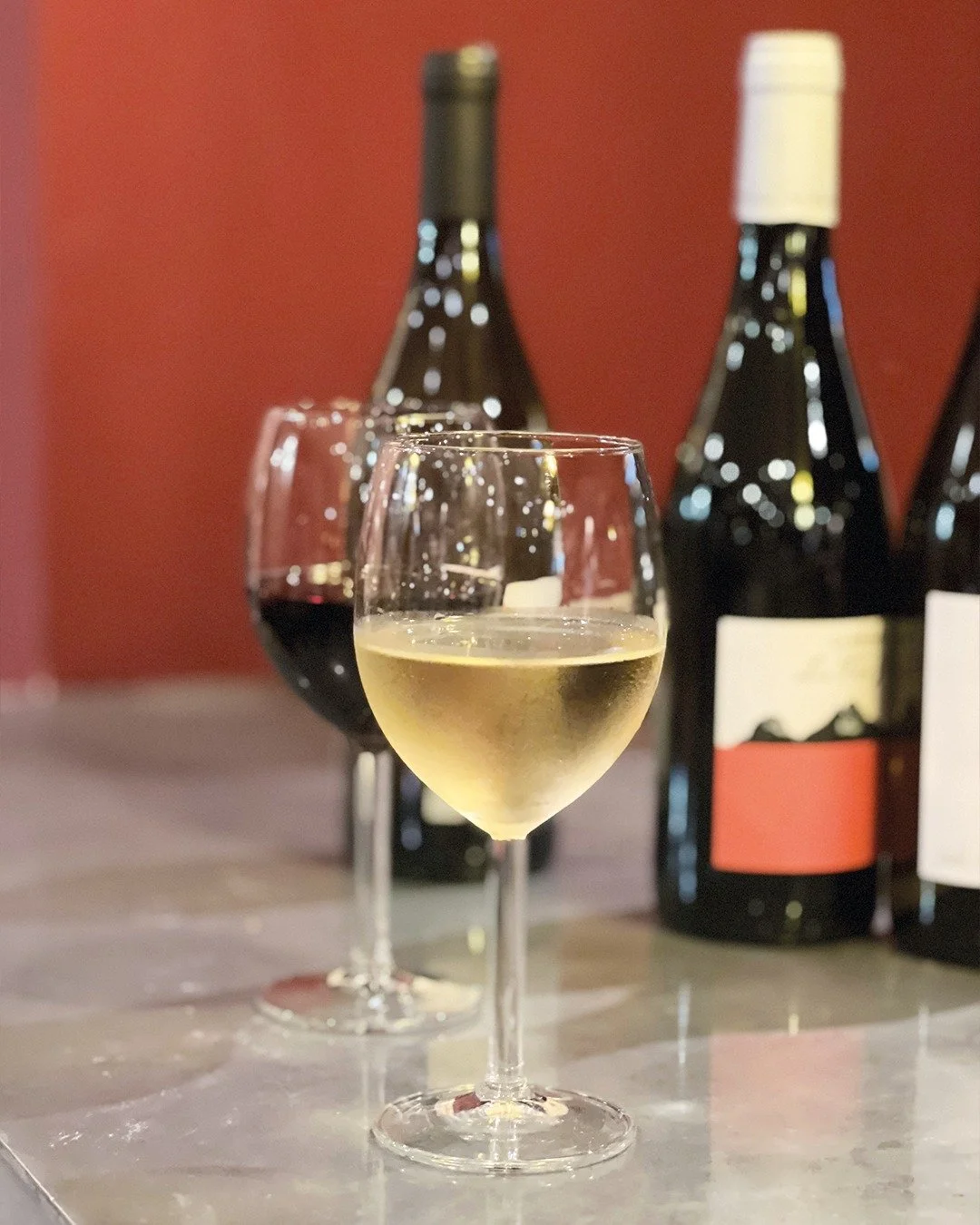 Chez Meiga, on aime voyager&hellip; dans l&rsquo;assiette, mais aussi dans le verre 🍷✨

Notre petite carte des vins a &eacute;t&eacute; pens&eacute;e comme un prolongement de la cuisine d&rsquo; @antongasnier : des vins vivants, g&eacute;n&eacute;re