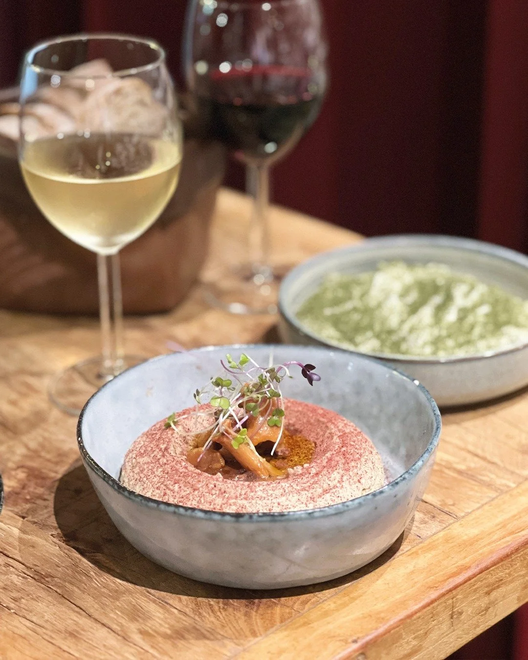 Houmous de champignons, sumac &amp; pickles de girolles ✨

Un petit clin d&rsquo;&oelig;il du chef &agrave; ses ann&eacute;es pass&eacute;es au Moyen-Orient&hellip; L&agrave;-bas, le houmous est bien plus qu&rsquo;un plat : c&rsquo;est un symbole de 