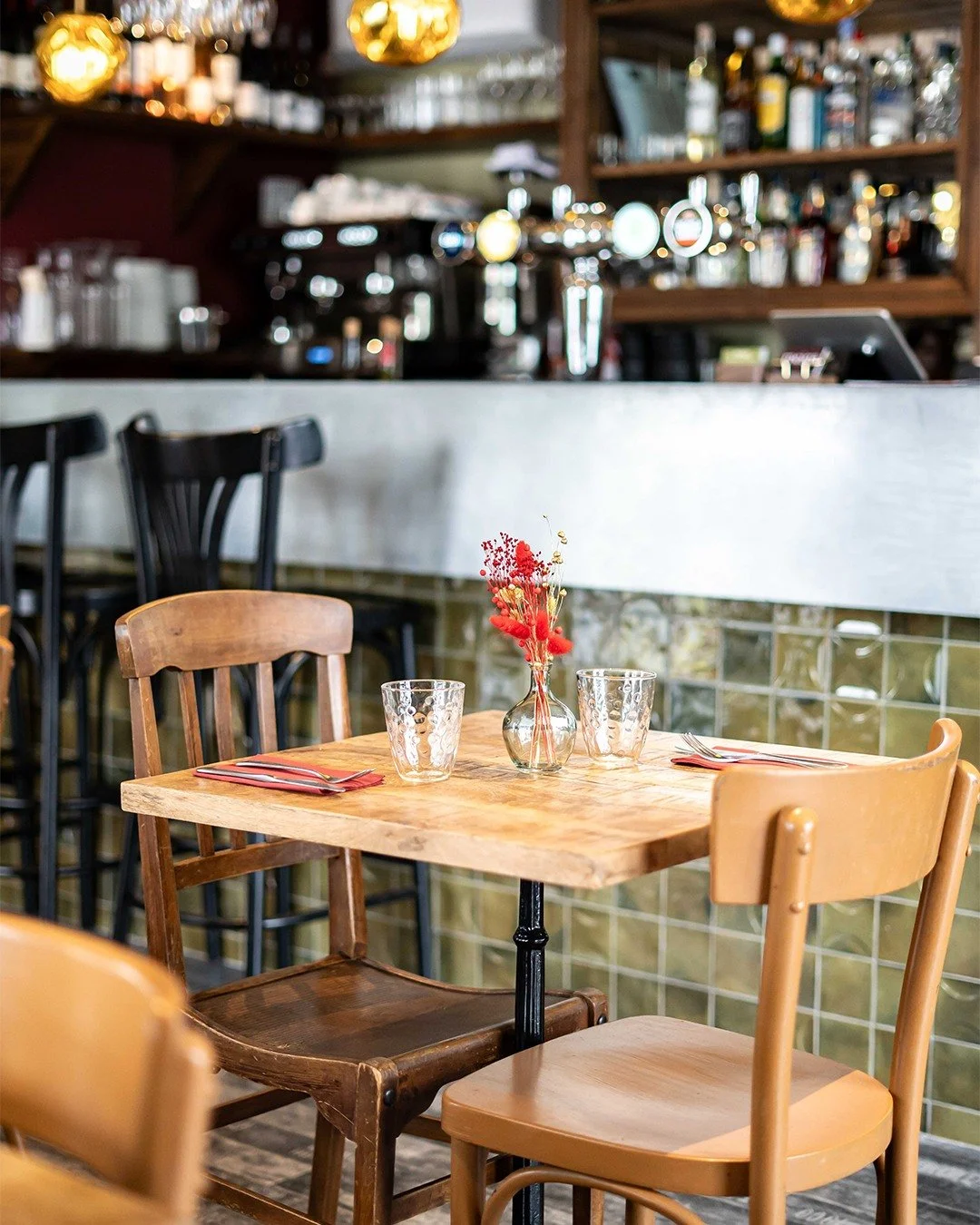 Le midi, Meiga se fait restaurant de quartier : une cuisine inspir&eacute;e des voyages du chef @antongasnier  des assiettes soign&eacute;es, une pause chaleureuse et accessible pour bien couper la journ&eacute;e. 🍽️

Le soir, l&rsquo;ambiance chang