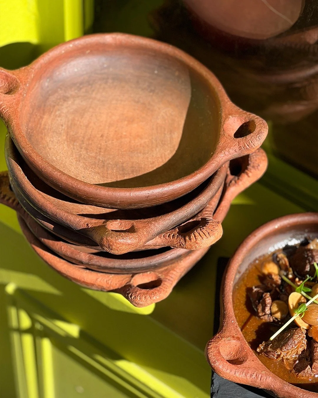 🌿 &Agrave; Meiga, chaque d&eacute;tail raconte une histoire, dans vos assiettes, mais aussi sur la table.
Nos plats en terre cuite viennent directement du Maroc 🇲🇦

Fa&ccedil;onn&eacute;s &agrave; la main, ils gardent la chaleur, r&eacute;v&egrave