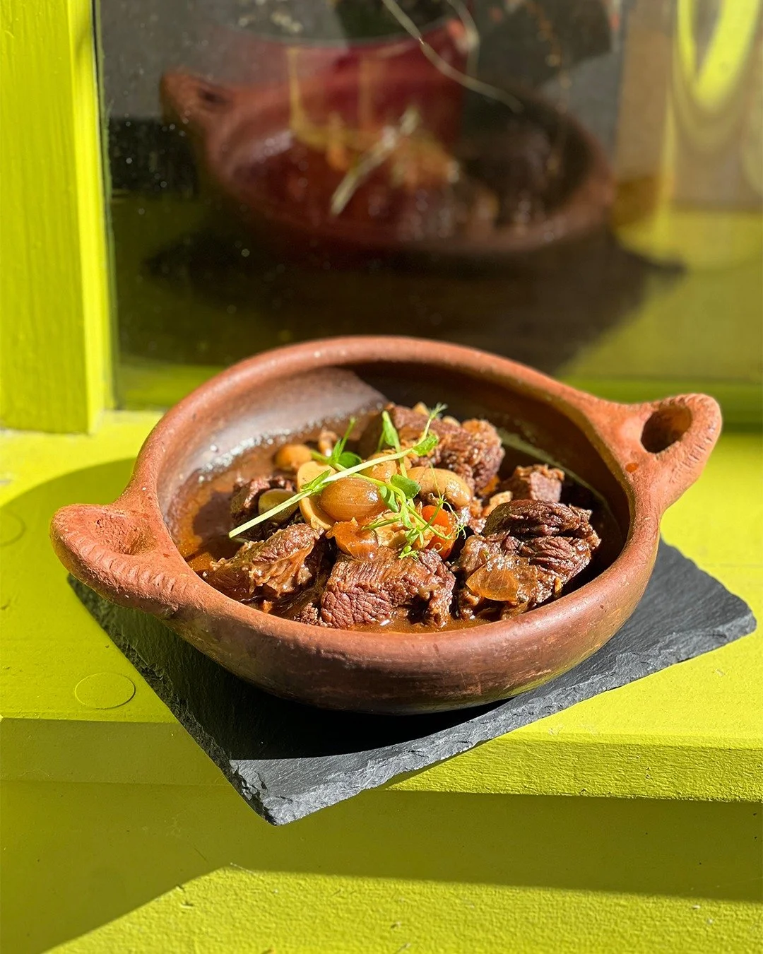 Cap sur une escale entre l&rsquo;Irlande et le Maroc 🌍✨

Un b&oelig;uf longuement mijot&eacute; &agrave; la Guinness, riche et r&eacute;confortant, des champignons fondants, une pur&eacute;e de pommes de terre aux poireaux toute en douceur&hellip;
L