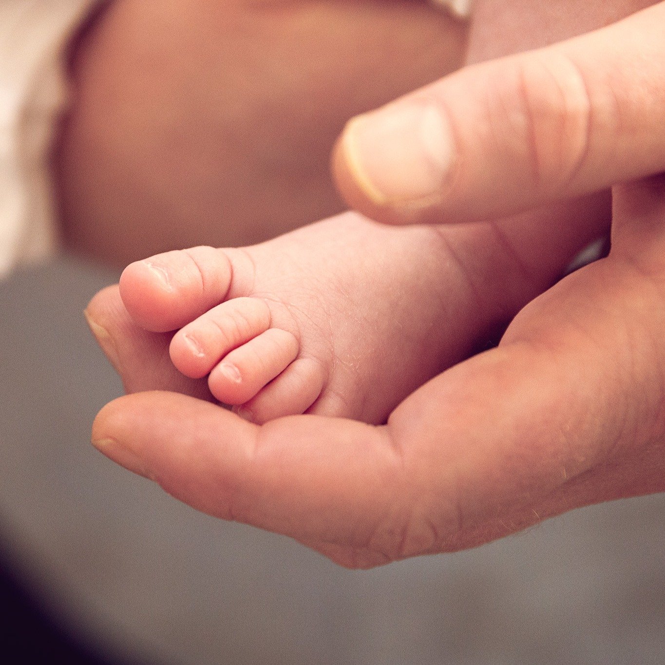 There&rsquo;s something very special about photographing a newborn at home.

The light falls differently.
The moments are slower.
Everything feels real and unposed.

No rushing. No pressure. Just your baby, exactly as they are 🤍

In-home newborn lif