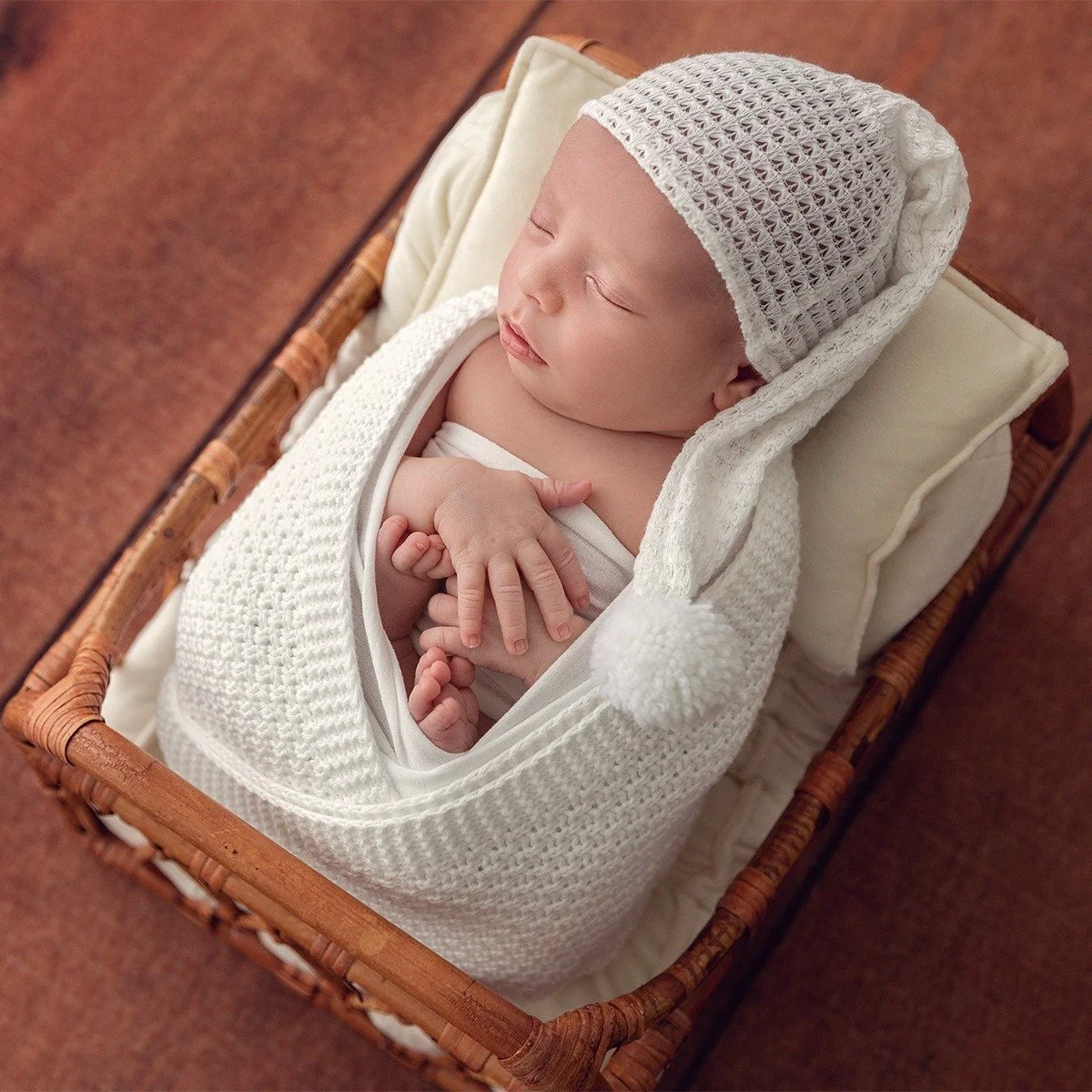 Swipe to step into the quiet beauty of brand new life 🤍

Tiny fingers.
Soft stretches.
The most peaceful kind of love.

Newborn lifestyle &amp; posed sessions in Newmarket, Suffolk.
Now booking spring due dates.

#newbornphotographysuffolk
#newmarke