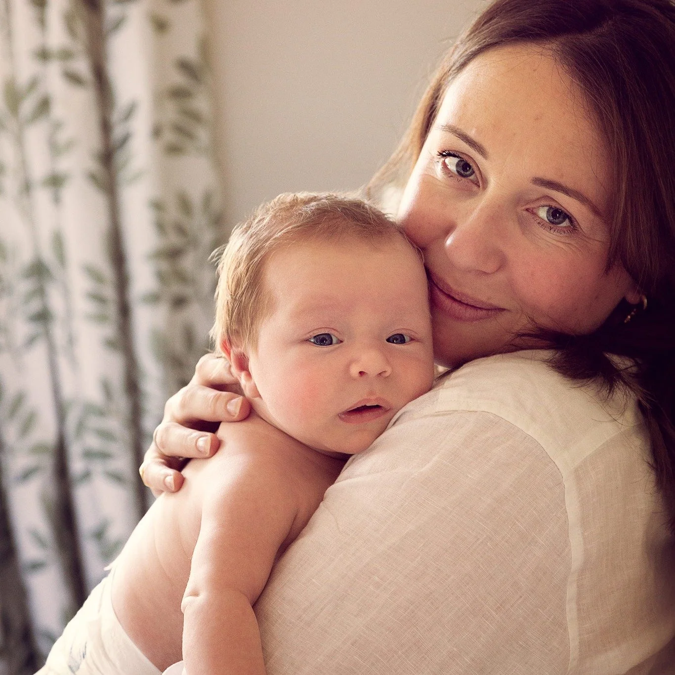 I still think about these early days 🤍 

There&rsquo;s something so quiet and tender about the first weeks with a new baby &mdash; everything slows down, and yet it passes in such a blur. 

I had the honour of photographing this beautiful family whe