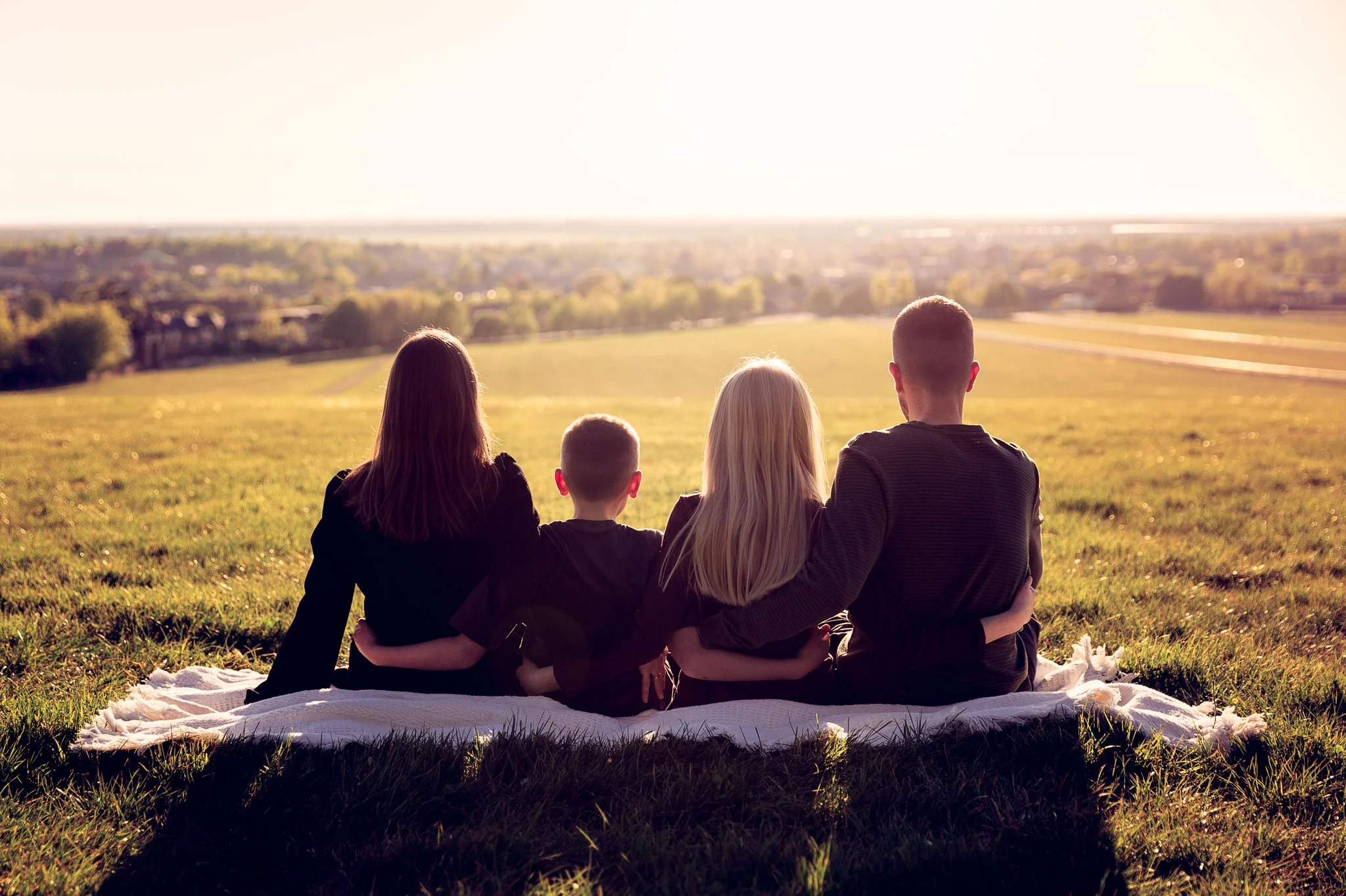 A quiet evening on the hill 🤍

That soft, end-of-day light&hellip;
everything slows down.

No pressure, no posing &mdash; just being together.

This is what I want families to remember.