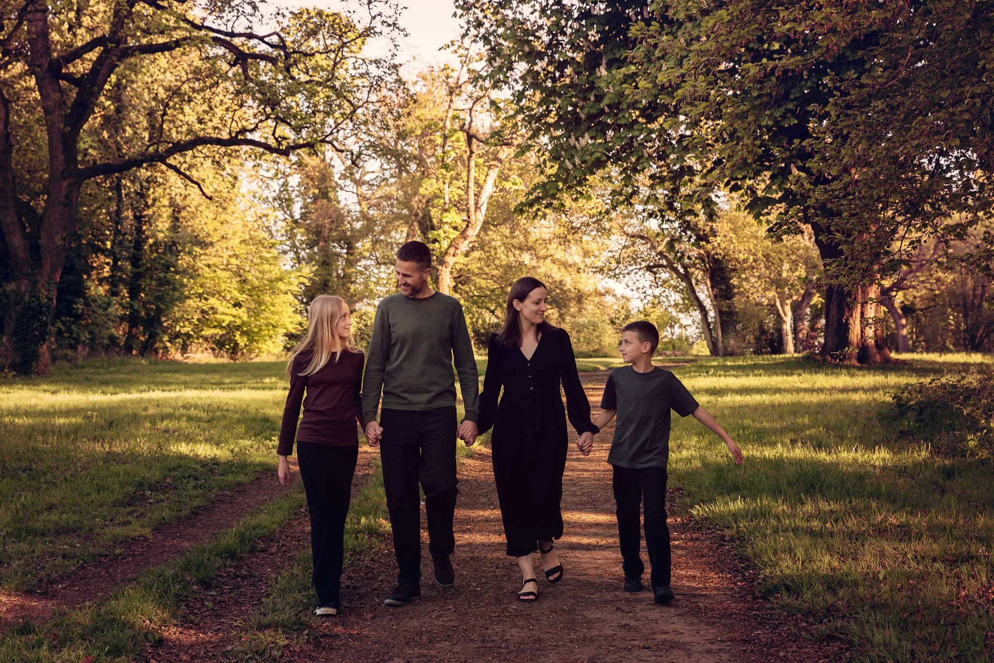 A quiet evening on the hill 🤍

There&rsquo;s something about this kind of light and space that lets everything slow down &mdash; no pressure, no posing, just being together.

These are the moments that stay.

I&rsquo;m now taking bookings for spring