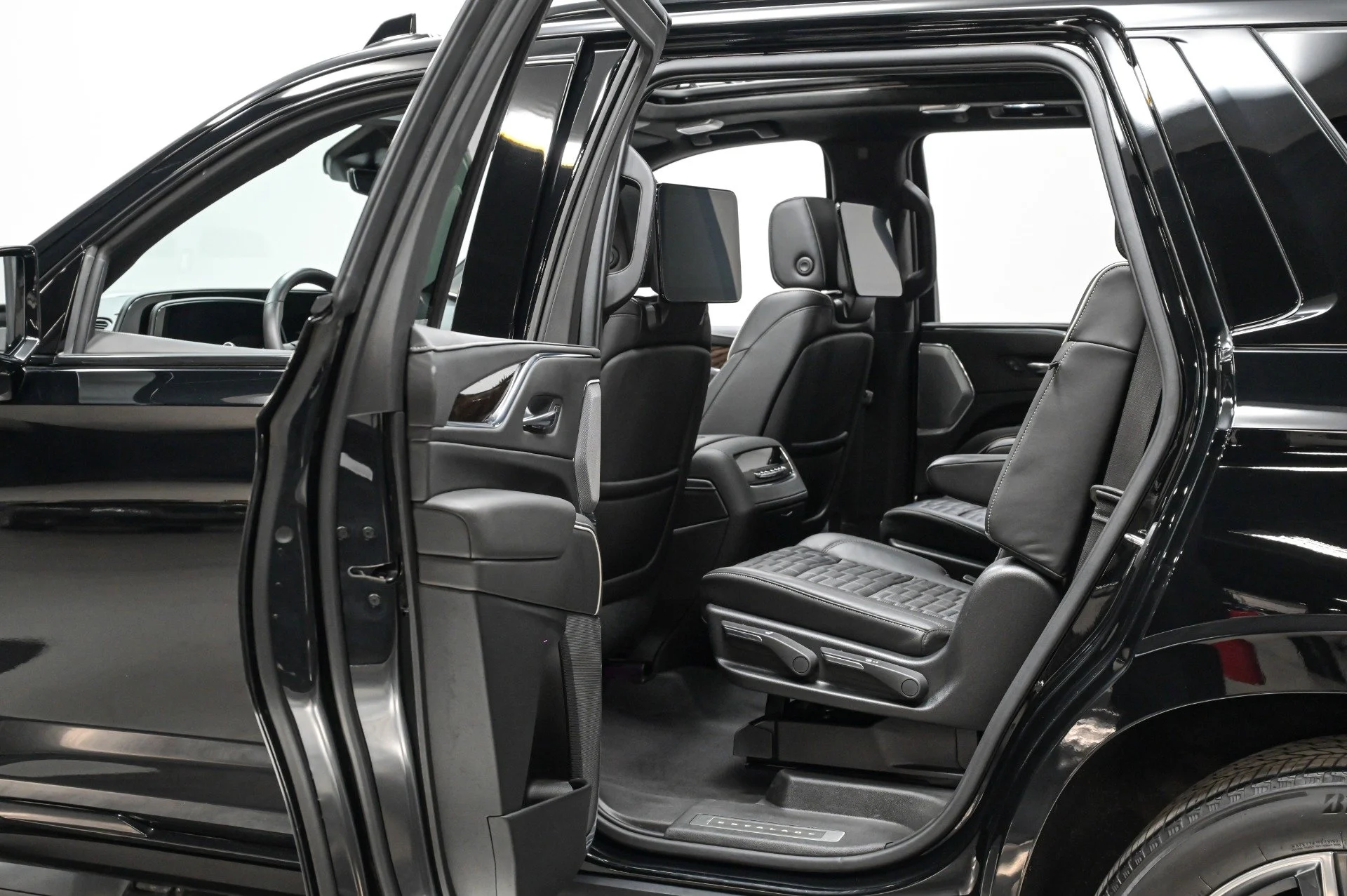 Used-2022-Cadillac-Escalade-Sport-Platinum-1709237067 (3).jpg