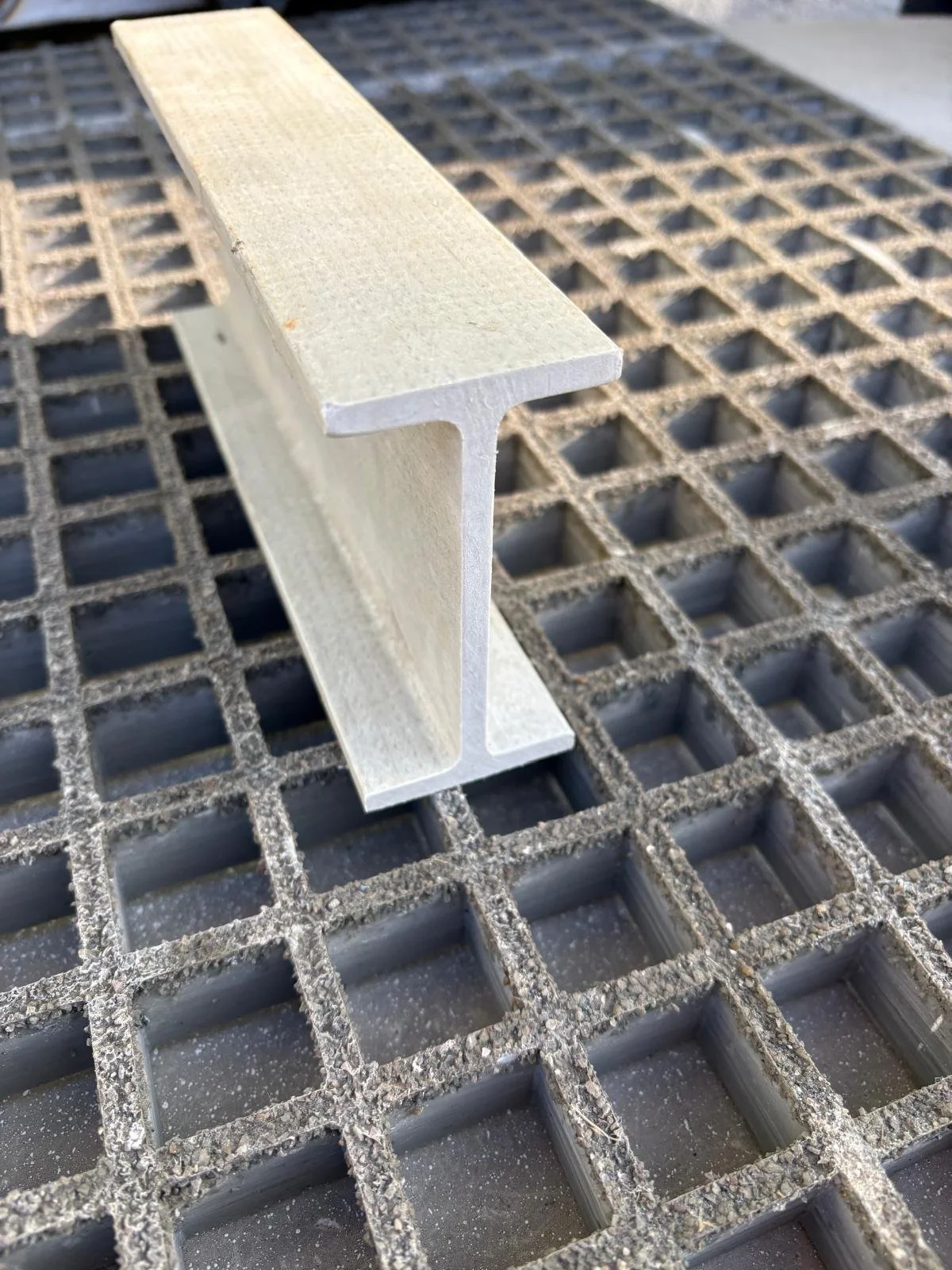 Profilo in alluminio su griglia di plastica