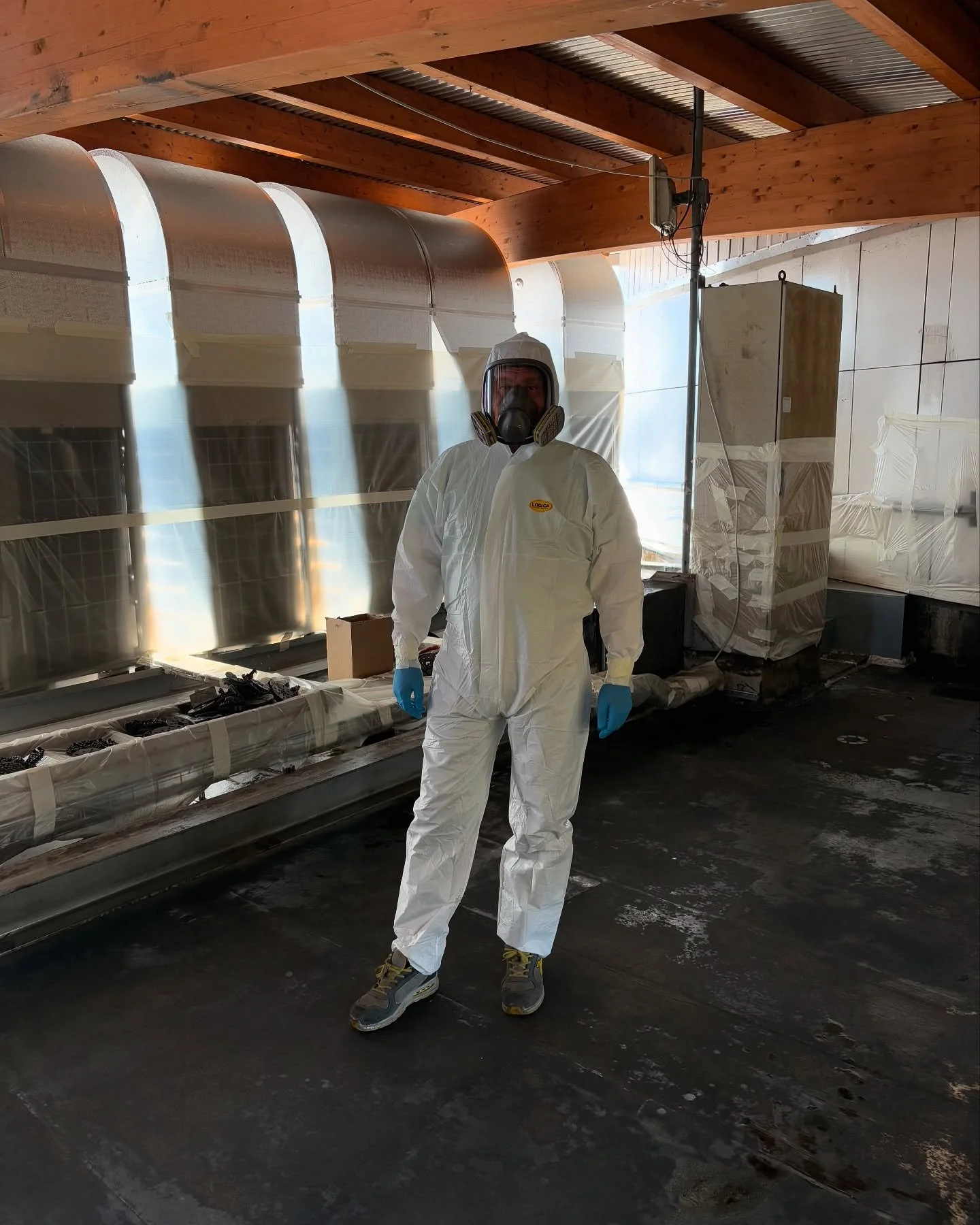 Nostro intervento per un azienda nel Bresciano.
Questo &egrave; un intervento di impermeabilizzazione su catrammina.
Il nostro trattamento avviene senza dover rimuove la catrammina sottostante evitando costi e tempi per lo smaltimento.
La particolari