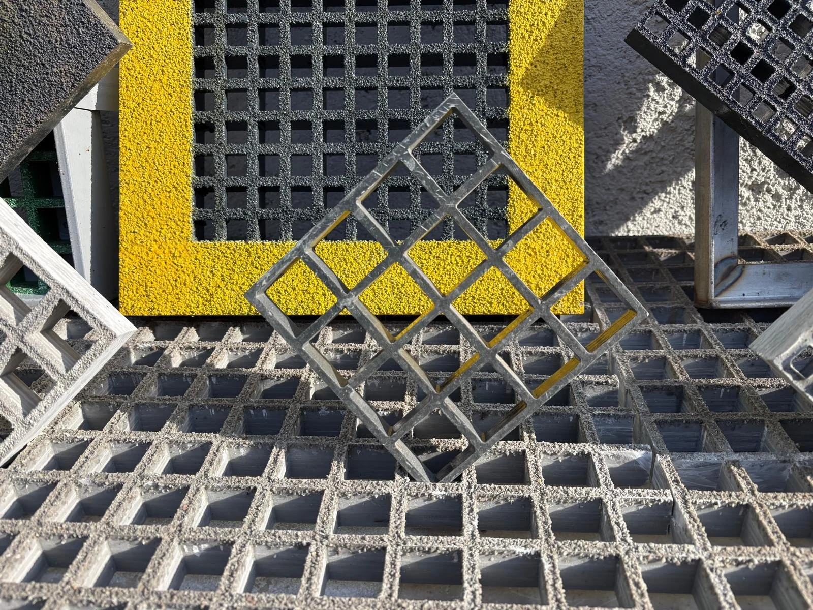 Diversi telai di plastica colorati e griglie metalliche disposti in modo casuale.