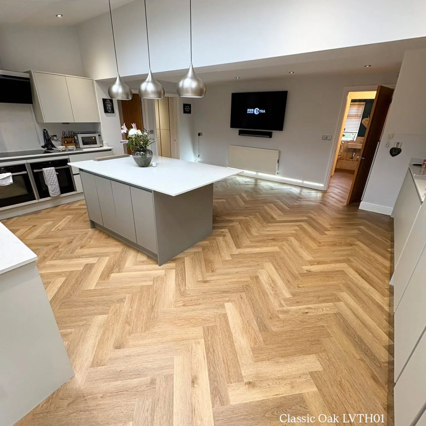 Timeless design made for modern living 🤍

Installed: Explora Herringbone Classic Oak LVTH01

Bringing warmth, character and that signature herringbone elegance into the space. 

#herringbone #lvt #lvtflooring #luxuaryhomes #flooringdesign