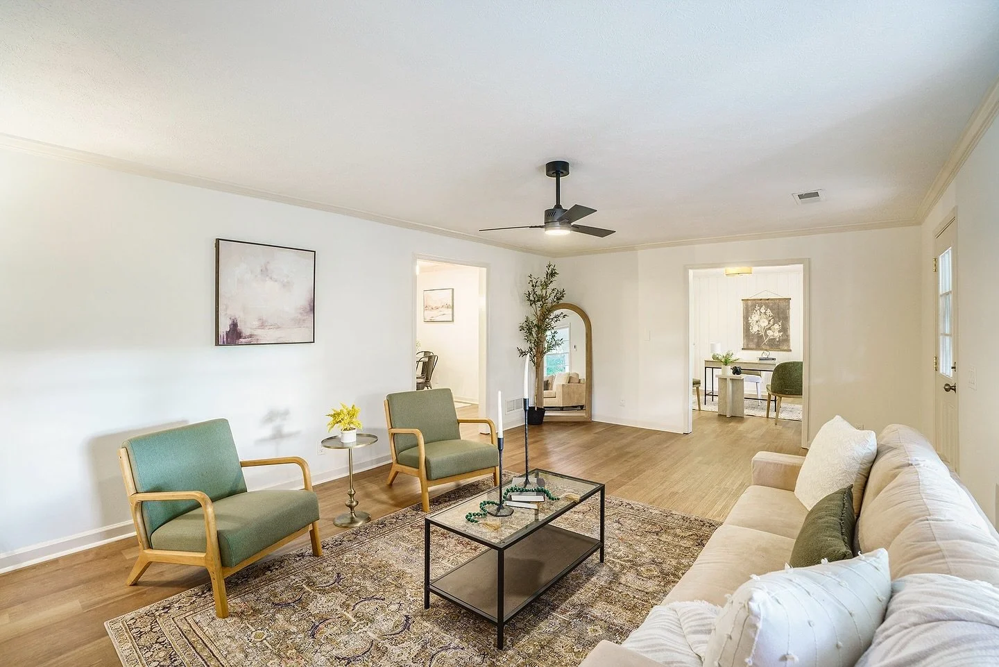 Earth tones and a cozy living room are the perfect match to create a warm and stylish ambiance. 
.
.
.
.
.
.
.
#GeorgiaHomeStager #GeorgiaRealEstate #HomeStaging #ChicSpaces #DiningSpace #GeorgiaDesign #HomeDecor #InteriorStyling #HomeStagingInspirat