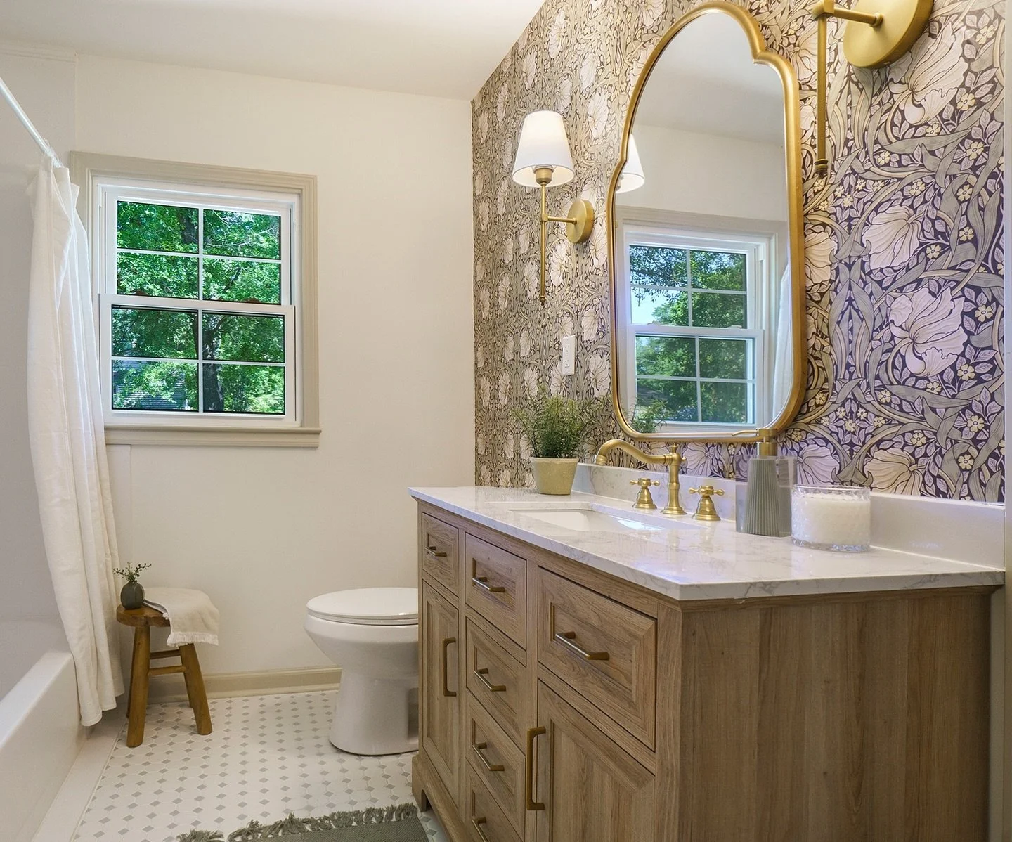 Whether it&rsquo;s a pop of color, a stunning piece of art, or textured wallpaper, the right wall design can make any room feel complete. 
.
.
.
.
.
.
.
.

#GeorgiaHomeStager #GeorgiaRealEstate #HomeStaging #ChicSpaces #DiningSpace #GeorgiaDesign #Ho