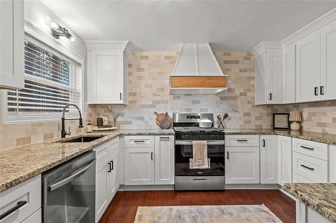 When the tile backsplash is the showstopper, simplicity is key. Light greenery, cutting boards, and lamps, all in a calm neutral palette, are just what this kitchen needed.
.
.
.
.
.
.
.
#GeorgiaHomeStager #GeorgiaRealEstate #HomeStaging #ChicSpaces 