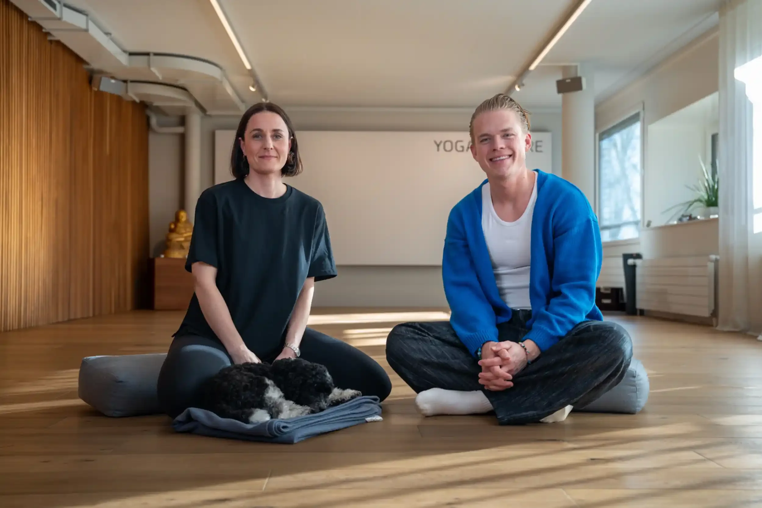 Jan Gudde & Vivianne Burri sitzen im Yogastudio