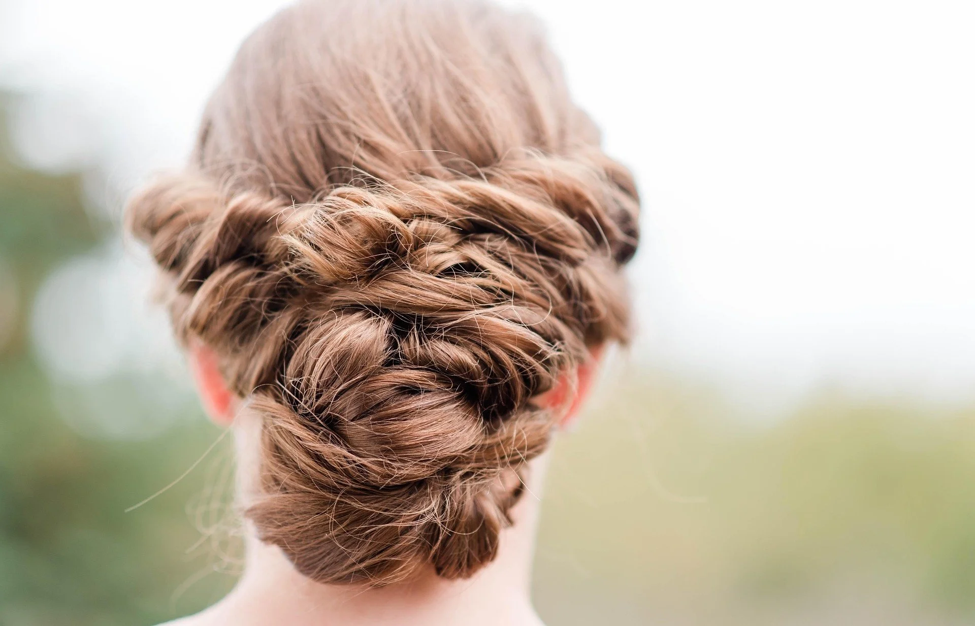 Elegante Hochsteckfrisur und Brautstyling von Ghel Coiffeur Zürich