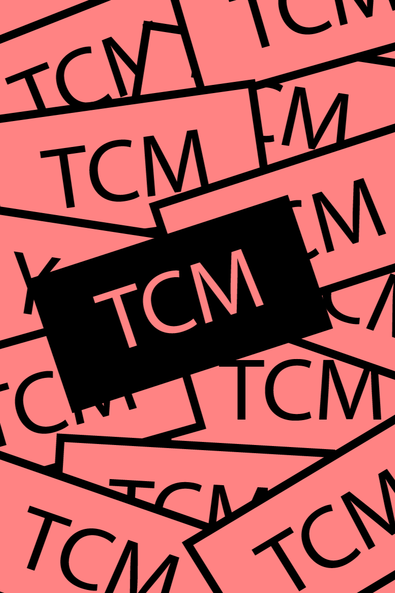 Mehrere pink und schwarze Verpackungen mit dem Text "TCM" in Großbuchstaben, gestapelt und leicht schräg angeordnet.