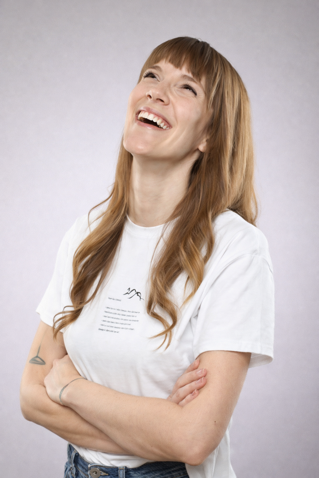 Lachende Frau mit kurzem Oberkörpershot.png