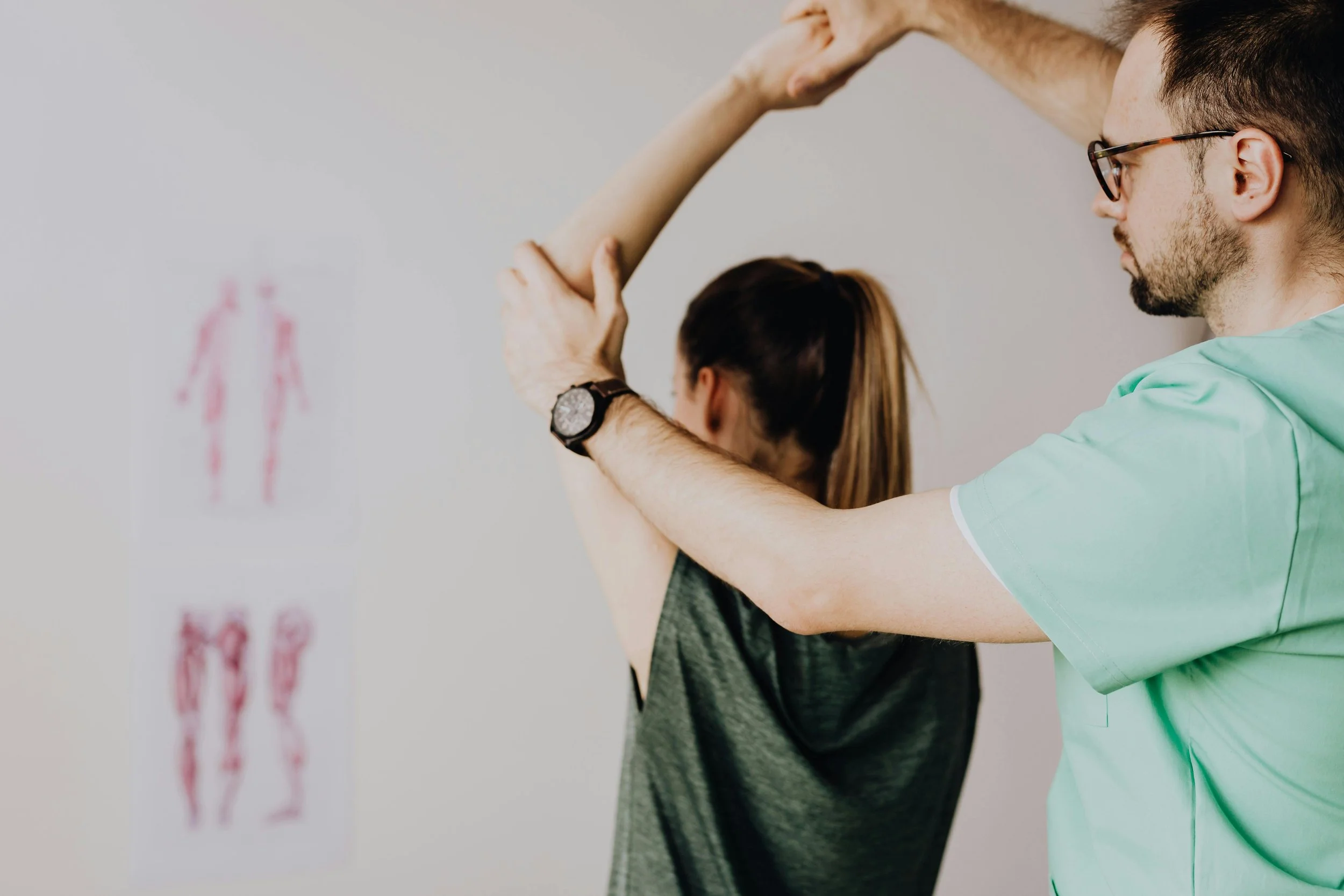 Physiotherapeut führt Dehnübung bei Patientin durch.– Physiotherapie Schweiz