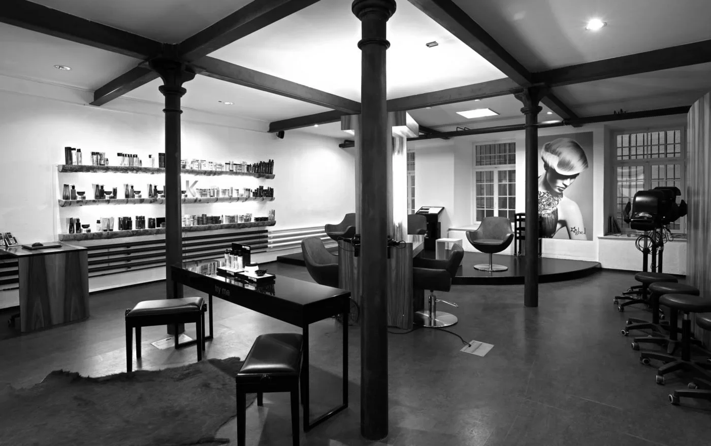Professionelle Color Bar und Hair-Styling Bereich bei Ghel Coiffeur Zürich