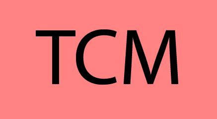 Rosa Hintergrund mit schwarzem Text 'TCM' in der Mitte.