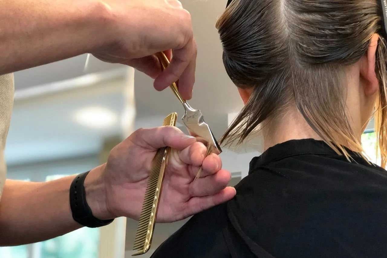 Präziser Calligraph Haircut für mehr Bewegung und Volumen im Haar